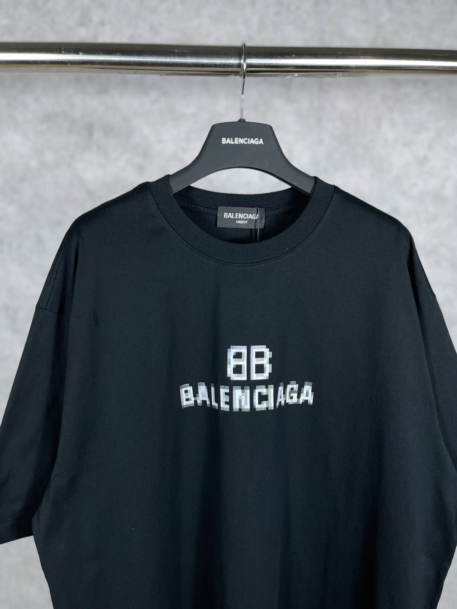 🅿️166 Actual pictures [Top version. Official website quality] BALENCI*GA/Paris. Classic style. BALENCI*GA# Phantom BB direct-injection printed short-sleeved T-shirt. Brick cabinet synchronization. The fabric is made of Paris ZP custom-woven and dyed 100% cotton double yarn compact cotton. The weight is 260 grams. The cloth surface is clean. The cloth pattern is clear, soft and comfortable. The threads are woven and dyed with no color difference. The classic pattern is printed with Kornit direct-injection printing, which has no hand feel and a three-dimensional effect, restoring the brick cabinet. The version adopts the OS loose shoulder design. Same style for men and women. Code: BL223039 Color: black. White. Size: XS S M L