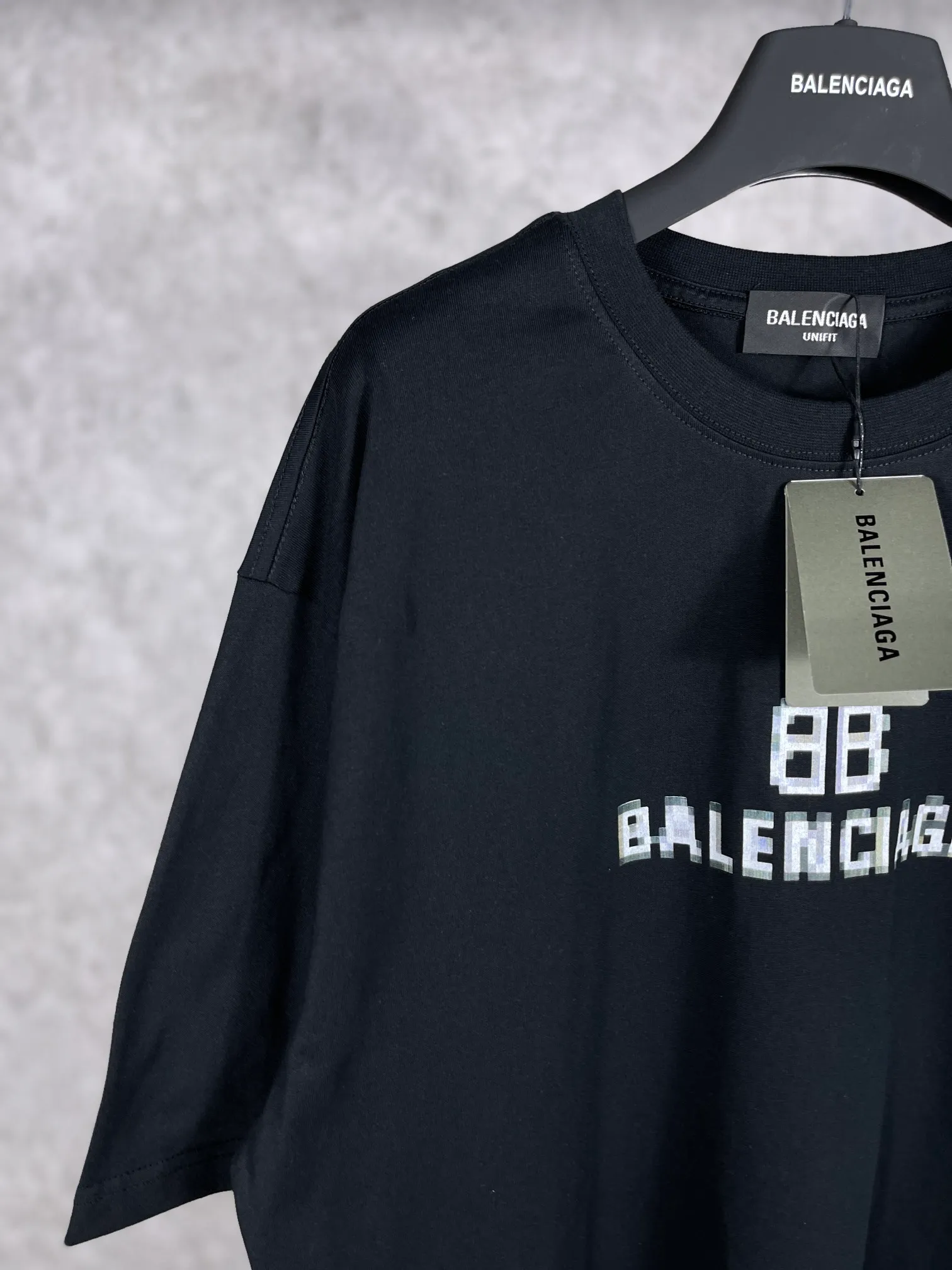🅿️166 Actual pictures [Top version. Official website quality] BALENCI*GA/Paris. Classic style. BALENCI*GA# Phantom BB direct-injection printed short-sleeved T-shirt. Brick cabinet synchronization. The fabric is made of Paris ZP custom-woven and dyed 100% cotton double yarn compact cotton. The weight is 260 grams. The cloth surface is clean. The cloth pattern is clear, soft and comfortable. The threads are woven and dyed with no color difference. The classic pattern is printed with Kornit direct-injection printing, which has no hand feel and a three-dimensional effect, restoring the brick cabinet. The version adopts the OS loose shoulder design. Same style for men and women. Code: BL223039 Color: black. White. Size: XS S M L