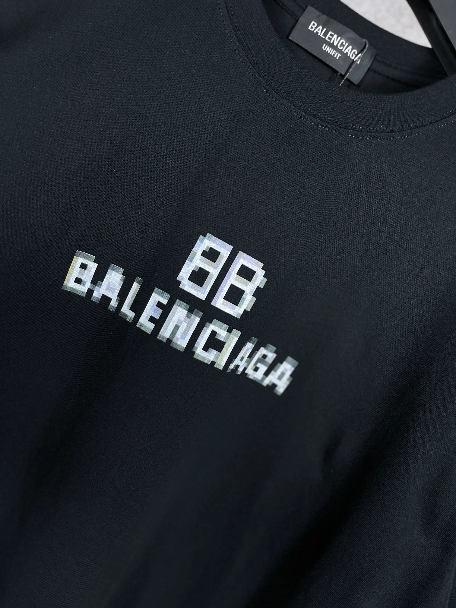 🅿️166 Actual pictures [Top version. Official website quality] BALENCI*GA/Paris. Classic style. BALENCI*GA# Phantom BB direct-injection printed short-sleeved T-shirt. Brick cabinet synchronization. The fabric is made of Paris ZP custom-woven and dyed 100% cotton double yarn compact cotton. The weight is 260 grams. The cloth surface is clean. The cloth pattern is clear, soft and comfortable. The threads are woven and dyed with no color difference. The classic pattern is printed with Kornit direct-injection printing, which has no hand feel and a three-dimensional effect, restoring the brick cabinet. The version adopts the OS loose shoulder design. Same style for men and women. Code: BL223039 Color: black. White. Size: XS S M L