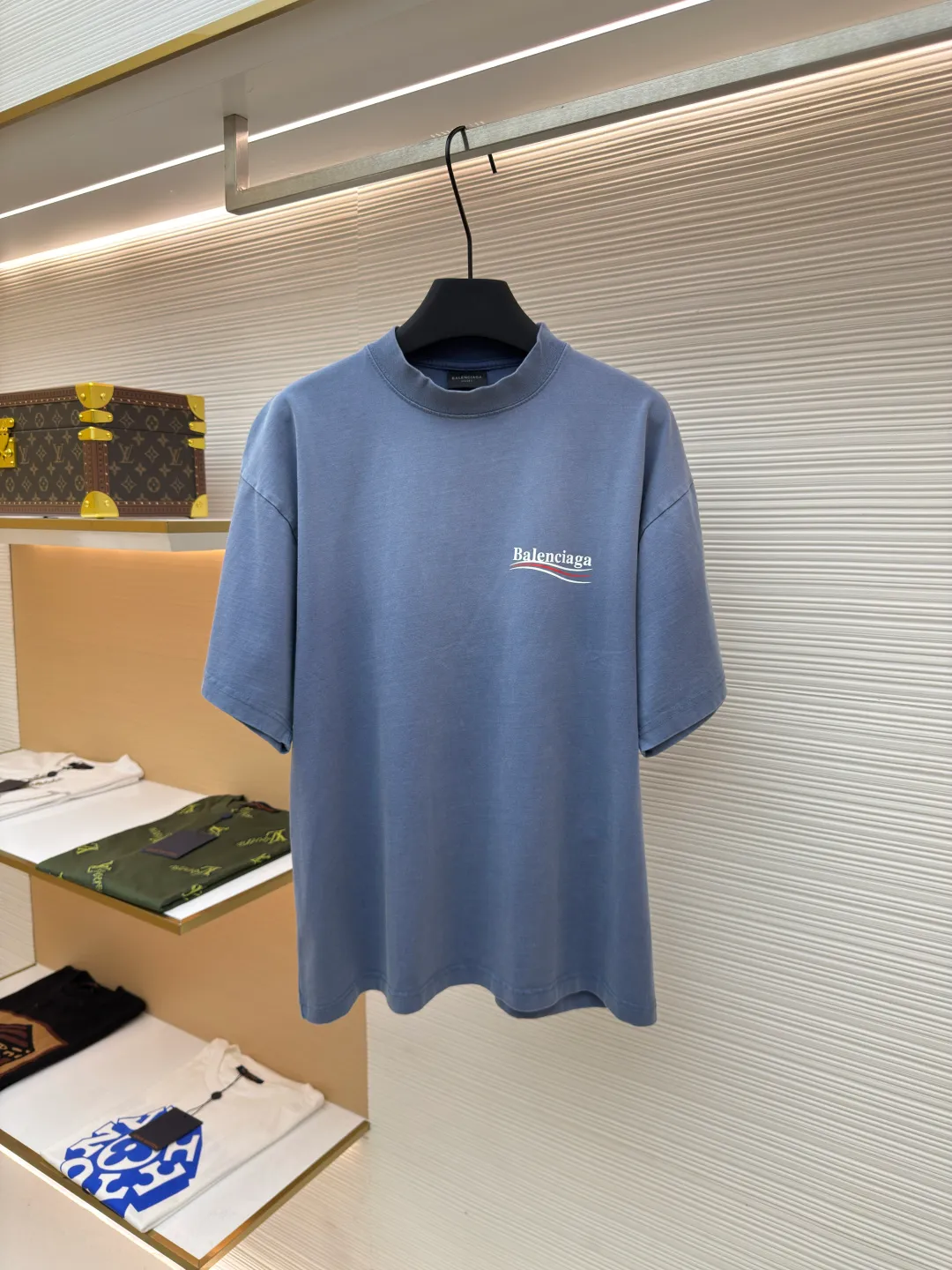 Balenciaga washed Coke wave letter printed short sleeves ●Authentic product: 5200 purchase and development ●Item number: 1680537-A35 ●Fabric: pure cotton fabric ●Technology: slurry printing ●Version: loose version ●Weight: about 270 grams ●Size: 1-2-3-4 ●Description: Made of 100% custom-woven and custom-dyed pure cotton fabric Weight before washing 240 After washing 260 Due to the special customization of the fabric It is an ordinary off-the-shelf fabric in the market that cannot produce the original effect even after being washed eight hundred times. The front and rear printed letter logos are printed using a special glue printing process. Its characteristic is that it uses glue with high performance to create a sense of layering in the printed pattern. It is exclusively launched on the entire network. The overall routing is straight and delicate. The fabric is comfortable and soft. The color is consistent and there is no color difference. The overall routing is straight and delicate. Same style for men and women!