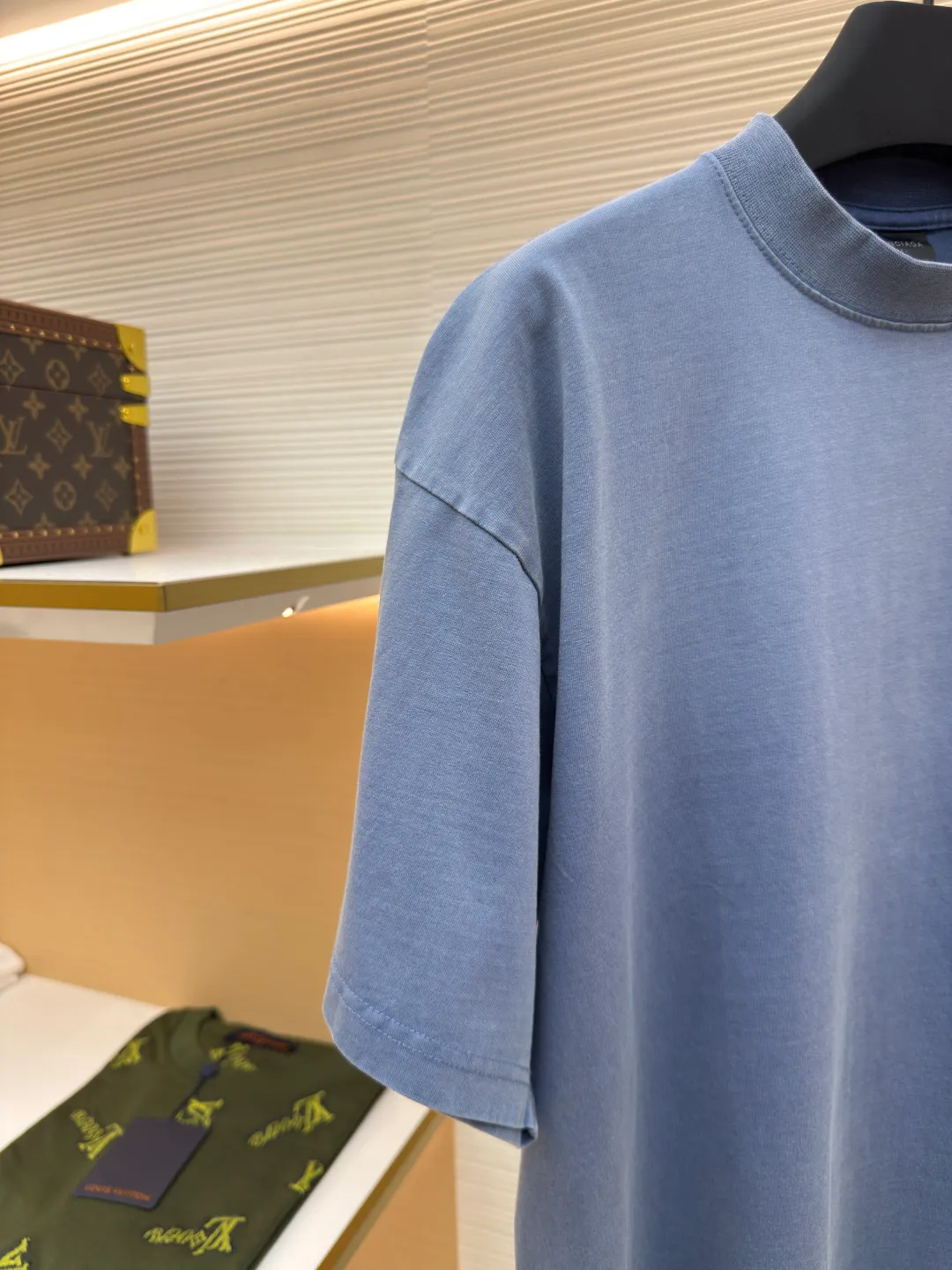 Balenciaga washed Coke wave letter printed short sleeves ●Authentic product: 5200 purchase and development ●Item number: 1680537-A35 ●Fabric: pure cotton fabric ●Technology: slurry printing ●Version: loose version ●Weight: about 270 grams ●Size: 1-2-3-4 ●Description: Made of 100% custom-woven and custom-dyed pure cotton fabric Weight before washing 240 After washing 260 Due to the special customization of the fabric It is an ordinary off-the-shelf fabric in the market that cannot produce the original effect even after being washed eight hundred times. The front and rear printed letter logos are printed using a special glue printing process. Its characteristic is that it uses glue with high performance to create a sense of layering in the printed pattern. It is exclusively launched on the entire network. The overall routing is straight and delicate. The fabric is comfortable and soft. The color is consistent and there is no color difference. The overall routing is straight and delicate. Same style for men and women!
