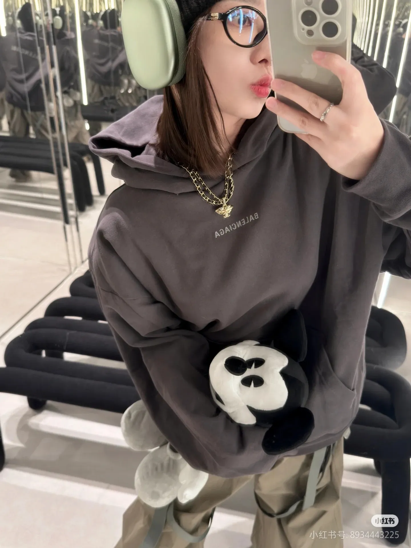 ♻️💯Refer to the model picture for the upper body❤️Top tested version - BALENCIAGA - Paris' new gradient color series. Hooded sweatshirt with embroidered letter logo on the front and back. Exclusive logo letter pattern on the front and rear panels. Heavy craftsmanship. Simple but not simple. Original development of custom-woven fabric. Use specific weight 480g. Process washing treatment. Spray horse process. Not easy to deform. Soft texture. Full of thickness. Highly restored. The chest is made of imported Tajima machine heavy industry high-density embroidery. Fine embroidery, three-dimensional effect, clear lines, no rough edges and miscellaneous threads, ultra-high-tech embroidery, very high fullness, obvious concave and convex texture, OS dropped shoulders, loose version, same style for men and women, color: lavender, gradient blue, size: XS--L P:480