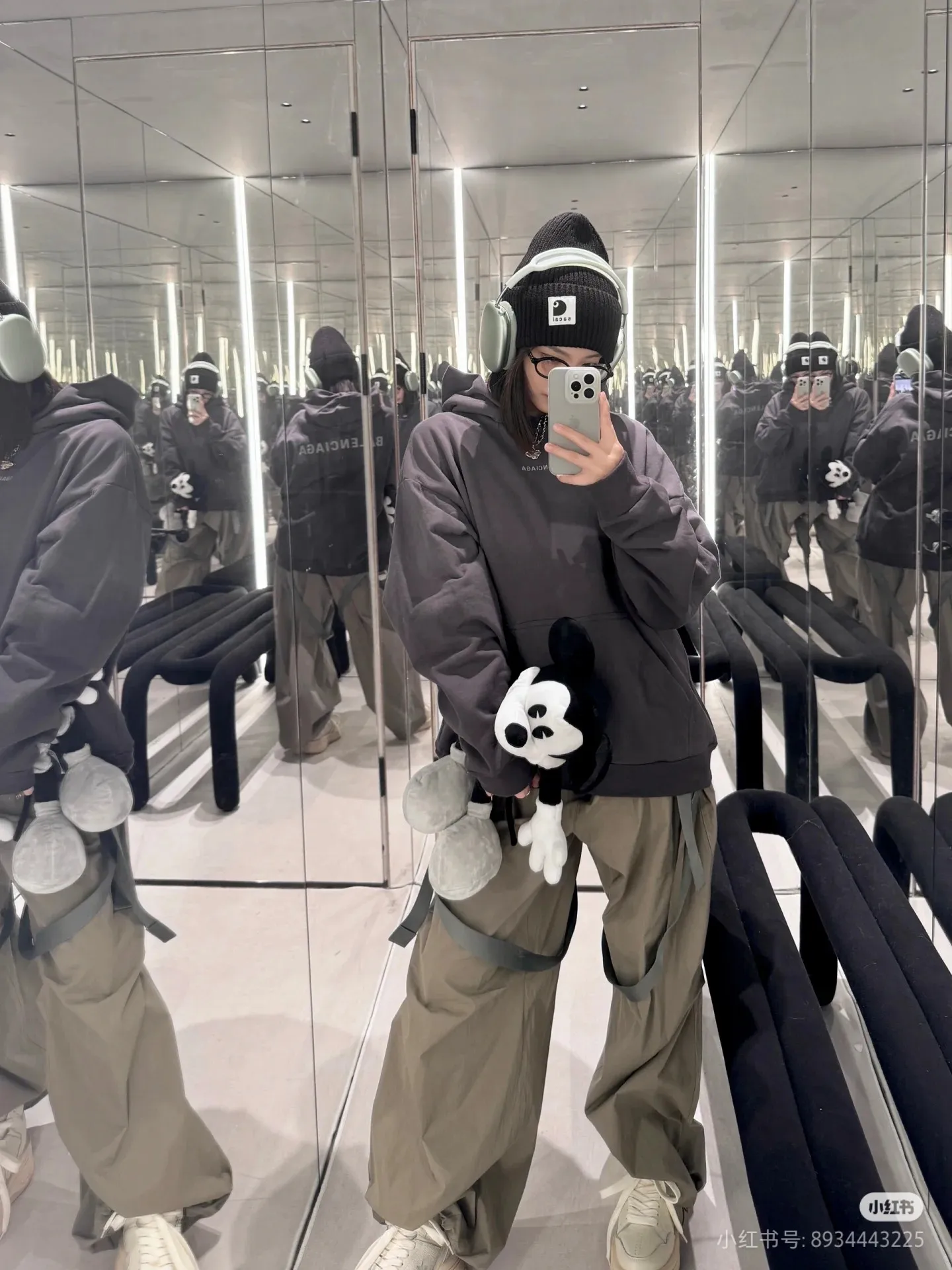 ♻️💯Refer to the model picture for the upper body❤️Top tested version - BALENCIAGA - Paris' new gradient color series. Hooded sweatshirt with embroidered letter logo on the front and back. Exclusive logo letter pattern on the front and rear panels. Heavy craftsmanship. Simple but not simple. Original development of custom-woven fabric. Use specific weight 480g. Process washing treatment. Spray horse process. Not easy to deform. Soft texture. Full of thickness. Highly restored. The chest is made of imported Tajima machine heavy industry high-density embroidery. Fine embroidery, three-dimensional effect, clear lines, no rough edges and miscellaneous threads, ultra-high-tech embroidery, very high fullness, obvious concave and convex texture, OS dropped shoulders, loose version, same style for men and women, color: lavender, gradient blue, size: XS--L P:480