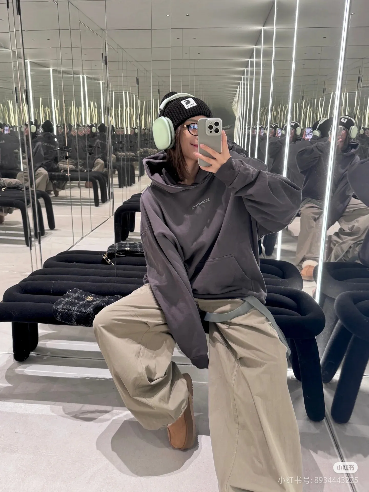 ♻️💯Refer to the model picture for the upper body❤️Top tested version - BALENCIAGA - Paris' new gradient color series. Hooded sweatshirt with embroidered letter logo on the front and back. Exclusive logo letter pattern on the front and rear panels. Heavy craftsmanship. Simple but not simple. Original development of custom-woven fabric. Use specific weight 480g. Process washing treatment. Spray horse process. Not easy to deform. Soft texture. Full of thickness. Highly restored. The chest is made of imported Tajima machine heavy industry high-density embroidery. Fine embroidery, three-dimensional effect, clear lines, no rough edges and miscellaneous threads, ultra-high-tech embroidery, very high fullness, obvious concave and convex texture, OS dropped shoulders, loose version, same style for men and women, color: lavender, gradient blue, size: XS--L P:480