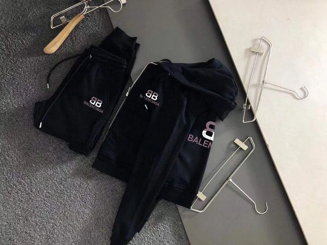 🅿️420 [BALENCIAGA] (Gospel for Fatty) hot-selling suit is coming. Focus on the original version of the official website. 2025 new hot-selling cardigan and sweatshirt suit. The original order is hard to buy🇭🇰. It is the meticulous work of top designers. It has a fitting and perfect upper body effect. All-natural high-quality Roman cotton 100%, close-fitting comfort, noble and elegant! Original hardware embodies elegance and nobility! Counter size: M-5XL (maximum wear up to 220 pounds)