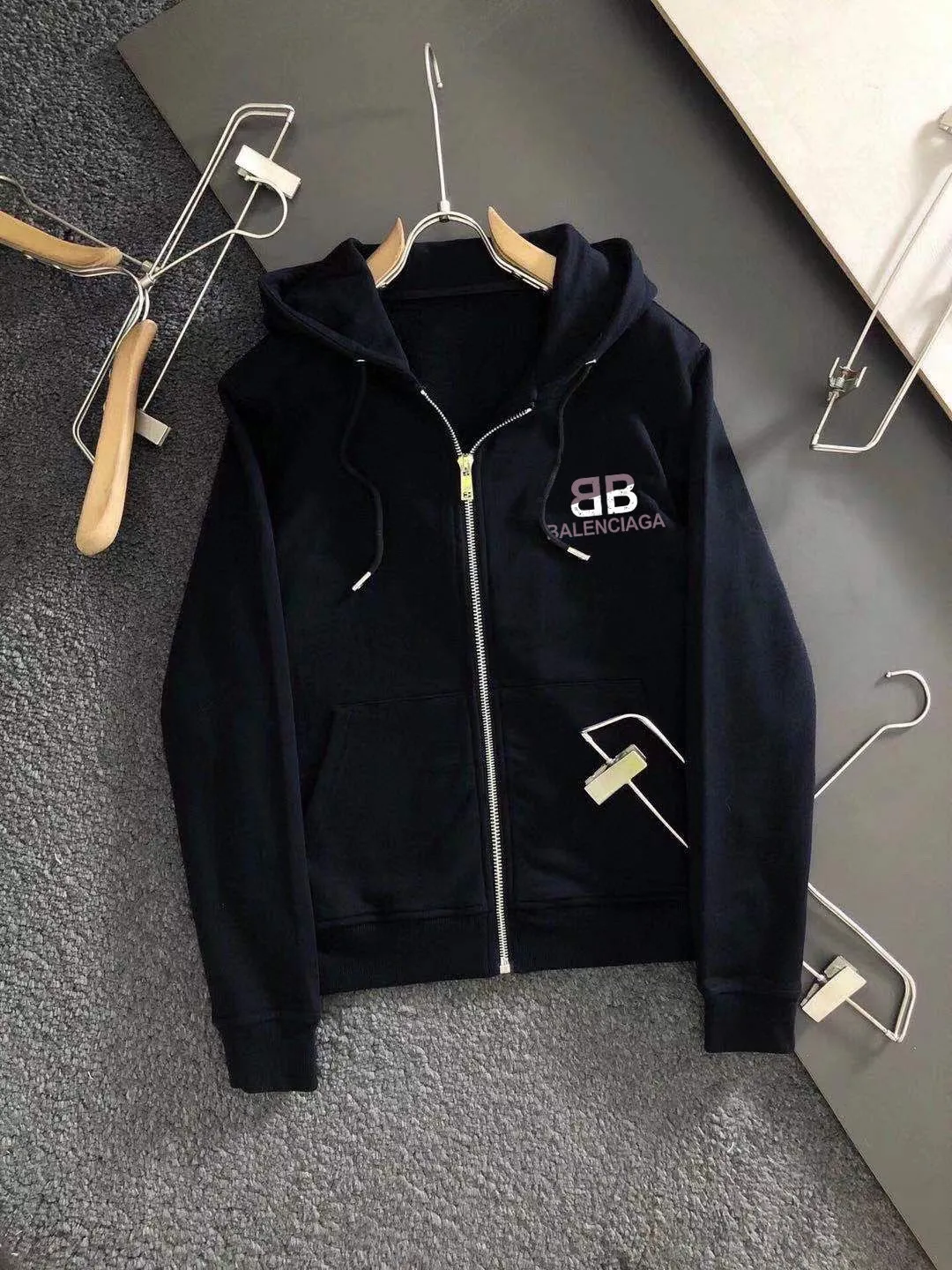 🅿️420 [BALENCIAGA] (Gospel for Fatty) hot-selling suit is coming. Focus on the original version of the official website. 2025 new hot-selling cardigan and sweatshirt suit. The original order is hard to buy🇭🇰. It is the meticulous work of top designers. It has a fitting and perfect upper body effect. All-natural high-quality Roman cotton 100%, close-fitting comfort, noble and elegant! Original hardware embodies elegance and nobility! Counter size: M-5XL (maximum wear up to 220 pounds)