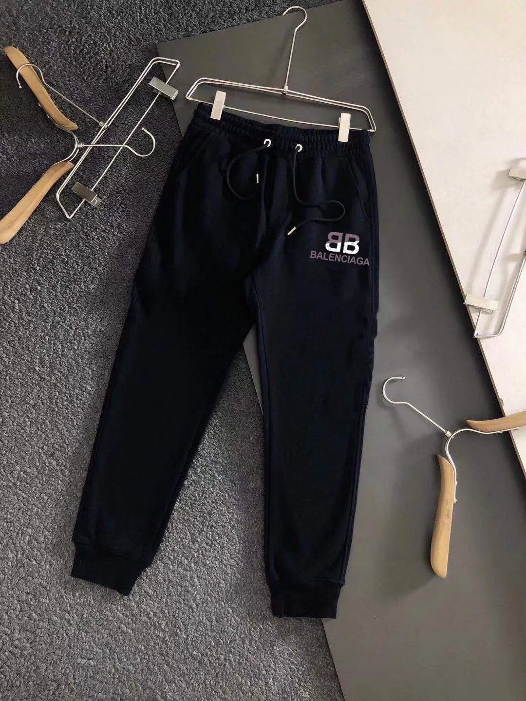 🅿️420 [BALENCIAGA] (Gospel for Fatty) hot-selling suit is coming. Focus on the original version of the official website. 2025 new hot-selling cardigan and sweatshirt suit. The original order is hard to buy🇭🇰. It is the meticulous work of top designers. It has a fitting and perfect upper body effect. All-natural high-quality Roman cotton 100%, close-fitting comfort, noble and elegant! Original hardware embodies elegance and nobility! Counter size: M-5XL (maximum wear up to 220 pounds)