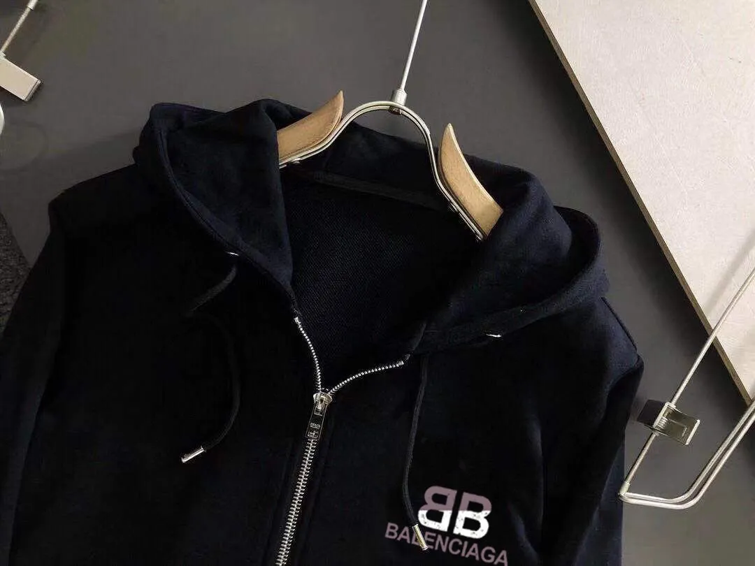 🅿️420 [BALENCIAGA] (Gospel for Fatty) hot-selling suit is coming. Focus on the original version of the official website. 2025 new hot-selling cardigan and sweatshirt suit. The original order is hard to buy🇭🇰. It is the meticulous work of top designers. It has a fitting and perfect upper body effect. All-natural high-quality Roman cotton 100%, close-fitting comfort, noble and elegant! Original hardware embodies elegance and nobility! Counter size: M-5XL (maximum wear up to 220 pounds)