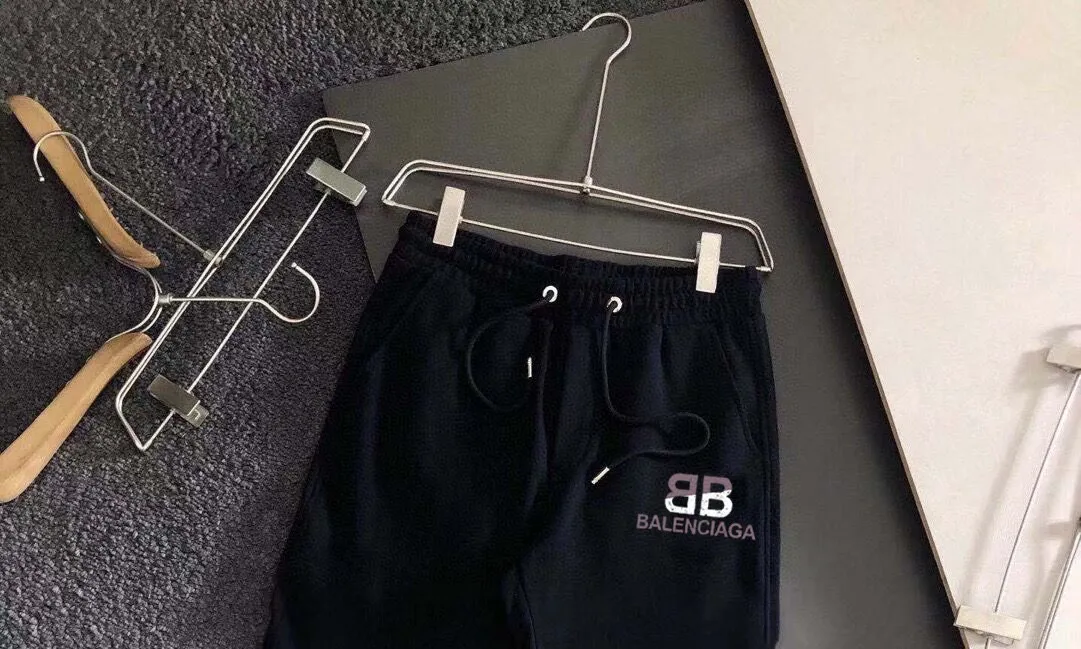 🅿️420 [BALENCIAGA] (Gospel for Fatty) hot-selling suit is coming. Focus on the original version of the official website. 2025 new hot-selling cardigan and sweatshirt suit. The original order is hard to buy🇭🇰. It is the meticulous work of top designers. It has a fitting and perfect upper body effect. All-natural high-quality Roman cotton 100%, close-fitting comfort, noble and elegant! Original hardware embodies elegance and nobility! Counter size: M-5XL (maximum wear up to 220 pounds)