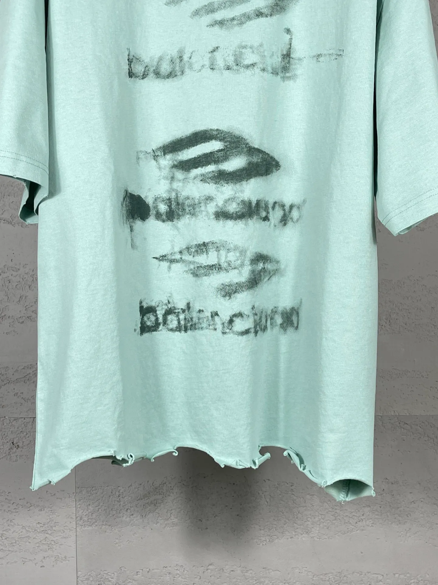 🅿️194 Detailed picture [Top version. Official website quality] BALENCI*GA/Paris BALENCI*GA#25 Paris new model, blurred pattern on the front and back, white ink direct spray, washed and worn, old hem, hand-polished short-sleeved T-shirt, brick cabinet synchronization. The old and worn ZP is the same, welcome to compare. The fabric is made of Paris ZP custom-woven and dyed 100% cotton double-yarn compact cotton. The weight is 260 grams. The cloth surface is clean. The cloth pattern is clear. Soft and comfortable. Good color fastness. Not easy to change color. The threads are woven and dyed with no color difference. The printing uses white ink computer direct printing, and the garments are washed, worn and worn, and the craftsmanship is extremely heavy. Jubie market makes goods based on pictures. Comparisons welcome. Restore brick cabinet. The version adopts OS loose shoulder style. Same style for men and women. Code: BL253653 Color: Grass green Size: XS S M L