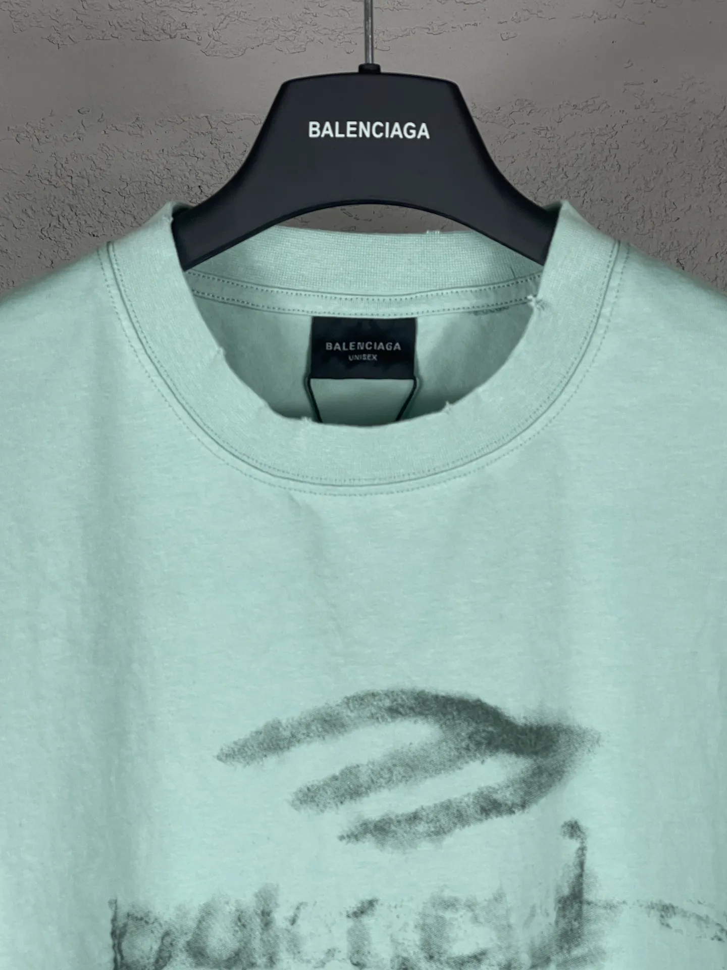 🅿️194 Detailed picture [Top version. Official website quality] BALENCI*GA/Paris BALENCI*GA#25 Paris new model, blurred pattern on the front and back, white ink direct spray, washed and worn, old hem, hand-polished short-sleeved T-shirt, brick cabinet synchronization. The old and worn ZP is the same, welcome to compare. The fabric is made of Paris ZP custom-woven and dyed 100% cotton double-yarn compact cotton. The weight is 260 grams. The cloth surface is clean. The cloth pattern is clear. Soft and comfortable. Good color fastness. Not easy to change color. The threads are woven and dyed with no color difference. The printing uses white ink computer direct printing, and the garments are washed, worn and worn, and the craftsmanship is extremely heavy. Jubie market makes goods based on pictures. Comparisons welcome. Restore brick cabinet. The version adopts OS loose shoulder style. Same style for men and women. Code: BL253653 Color: Grass green Size: XS S M L