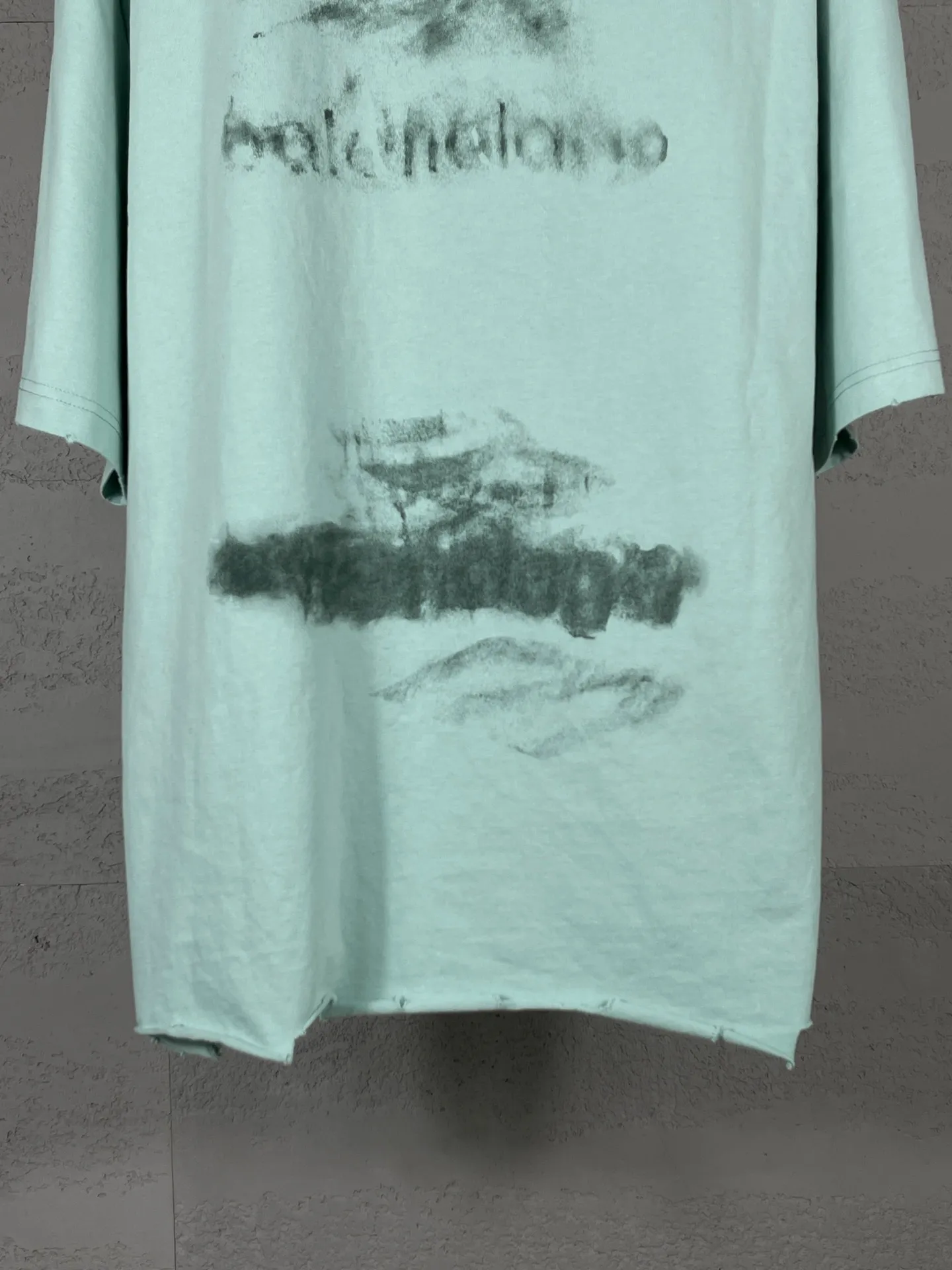 🅿️194 Detailed picture [Top version. Official website quality] BALENCI*GA/Paris BALENCI*GA#25 Paris new model, blurred pattern on the front and back, white ink direct spray, washed and worn, old hem, hand-polished short-sleeved T-shirt, brick cabinet synchronization. The old and worn ZP is the same, welcome to compare. The fabric is made of Paris ZP custom-woven and dyed 100% cotton double-yarn compact cotton. The weight is 260 grams. The cloth surface is clean. The cloth pattern is clear. Soft and comfortable. Good color fastness. Not easy to change color. The threads are woven and dyed with no color difference. The printing uses white ink computer direct printing, and the garments are washed, worn and worn, and the craftsmanship is extremely heavy. Jubie market makes goods based on pictures. Comparisons welcome. Restore brick cabinet. The version adopts OS loose shoulder style. Same style for men and women. Code: BL253653 Color: Grass green Size: XS S M L