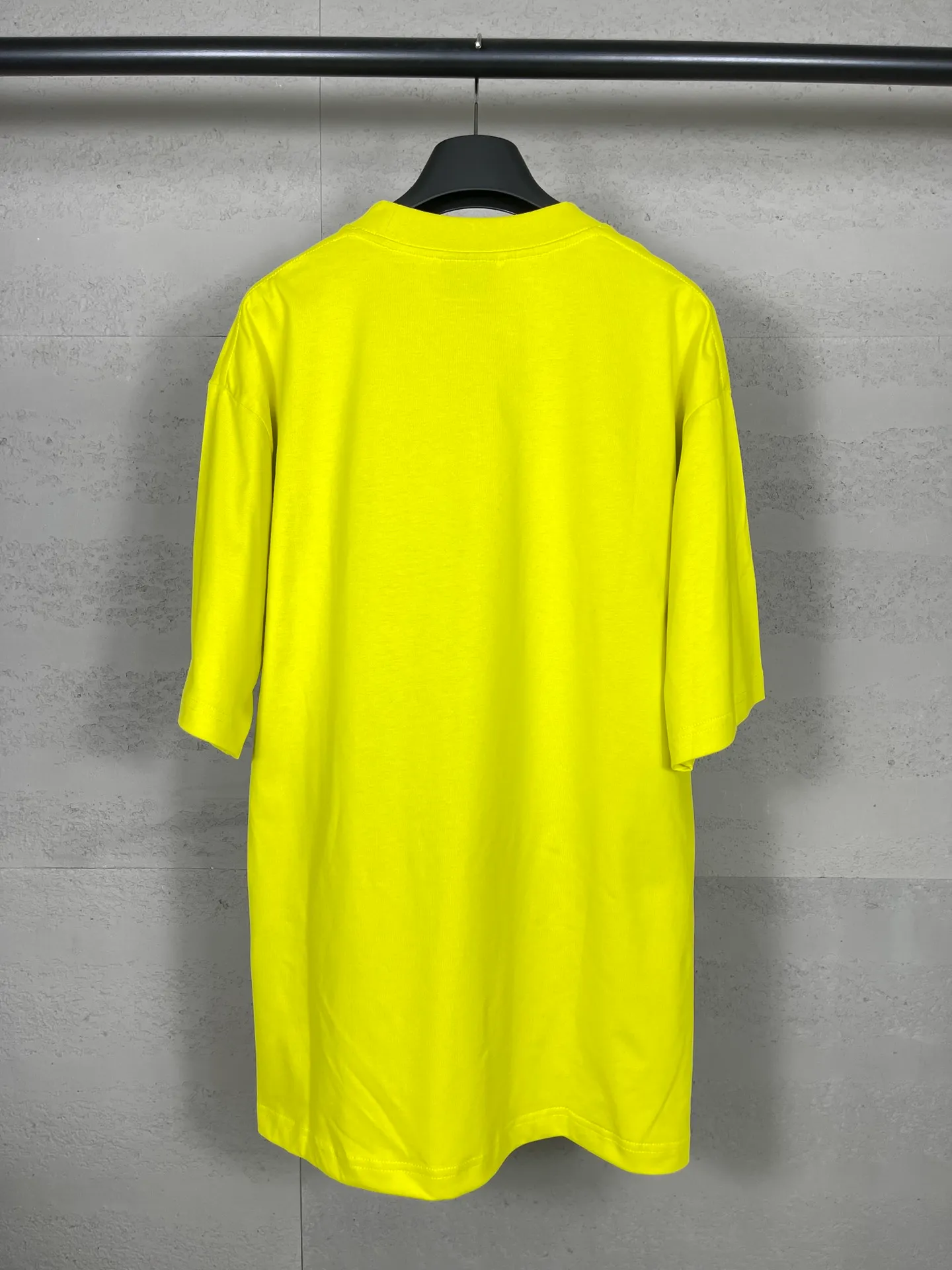 🅿️166 photos [Top version. Official website quality] BALENCI*GA/Paris. 2024 new style. Short-sleeved T-shirt with sticky notes on the hem. The sticky notes are customized according to Y board quality, and the unique color of the fabric is customized and dyed according to the original product, unlike the ordinary black fabrics on the market. Brick cabinets are synchronized. Genuine products are developed at the first time, and you can print and compare! The fabric is made of Paris ZP custom-woven and dyed cotton double yarn. Weighing 260 grams, the cloth surface is clean. The cloth pattern is clear, soft and comfortable. The threads are dyed with no color difference. The sticky note labels are made of original imported labels and should not turn yellow or fall off. The version adopts OS loose shoulder design. Same style for men and women. Code: BL223356 Color: dark purple, white, yellow. Size: XS to L