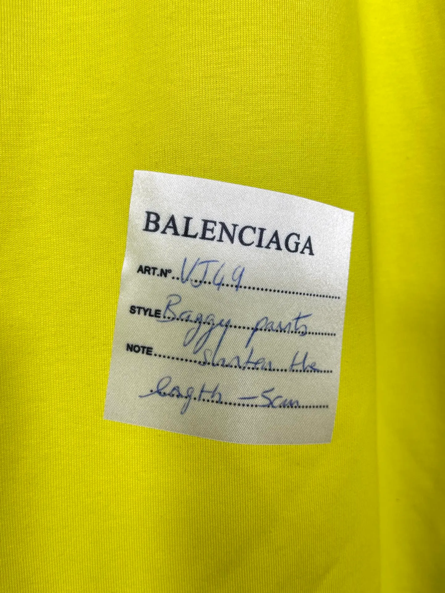 🅿️166 photos [Top version. Official website quality] BALENCI*GA/Paris. 2024 new style. Short-sleeved T-shirt with sticky notes on the hem. The sticky notes are customized according to Y board quality, and the unique color of the fabric is customized and dyed according to the original product, unlike the ordinary black fabrics on the market. Brick cabinets are synchronized. Genuine products are developed at the first time, and you can print and compare! The fabric is made of Paris ZP custom-woven and dyed cotton double yarn. Weighing 260 grams, the cloth surface is clean. The cloth pattern is clear, soft and comfortable. The threads are dyed with no color difference. The sticky note labels are made of original imported labels and should not turn yellow or fall off. The version adopts OS loose shoulder design. Same style for men and women. Code: BL223356 Color: dark purple, white, yellow. Size: XS to L