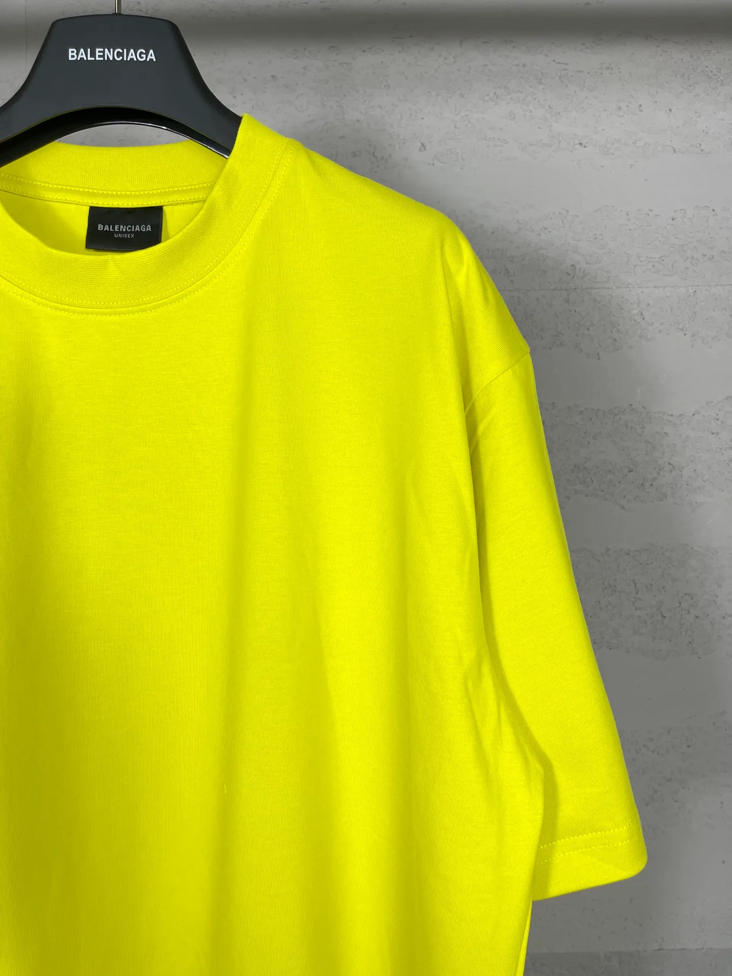 🅿️166 photos [Top version. Official website quality] BALENCI*GA/Paris. 2024 new style. Short-sleeved T-shirt with sticky notes on the hem. The sticky notes are customized according to Y board quality, and the unique color of the fabric is customized and dyed according to the original product, unlike the ordinary black fabrics on the market. Brick cabinets are synchronized. Genuine products are developed at the first time, and you can print and compare! The fabric is made of Paris ZP custom-woven and dyed cotton double yarn. Weighing 260 grams, the cloth surface is clean. The cloth pattern is clear, soft and comfortable. The threads are dyed with no color difference. The sticky note labels are made of original imported labels and should not turn yellow or fall off. The version adopts OS loose shoulder design. Same style for men and women. Code: BL223356 Color: dark purple, white, yellow. Size: XS to L