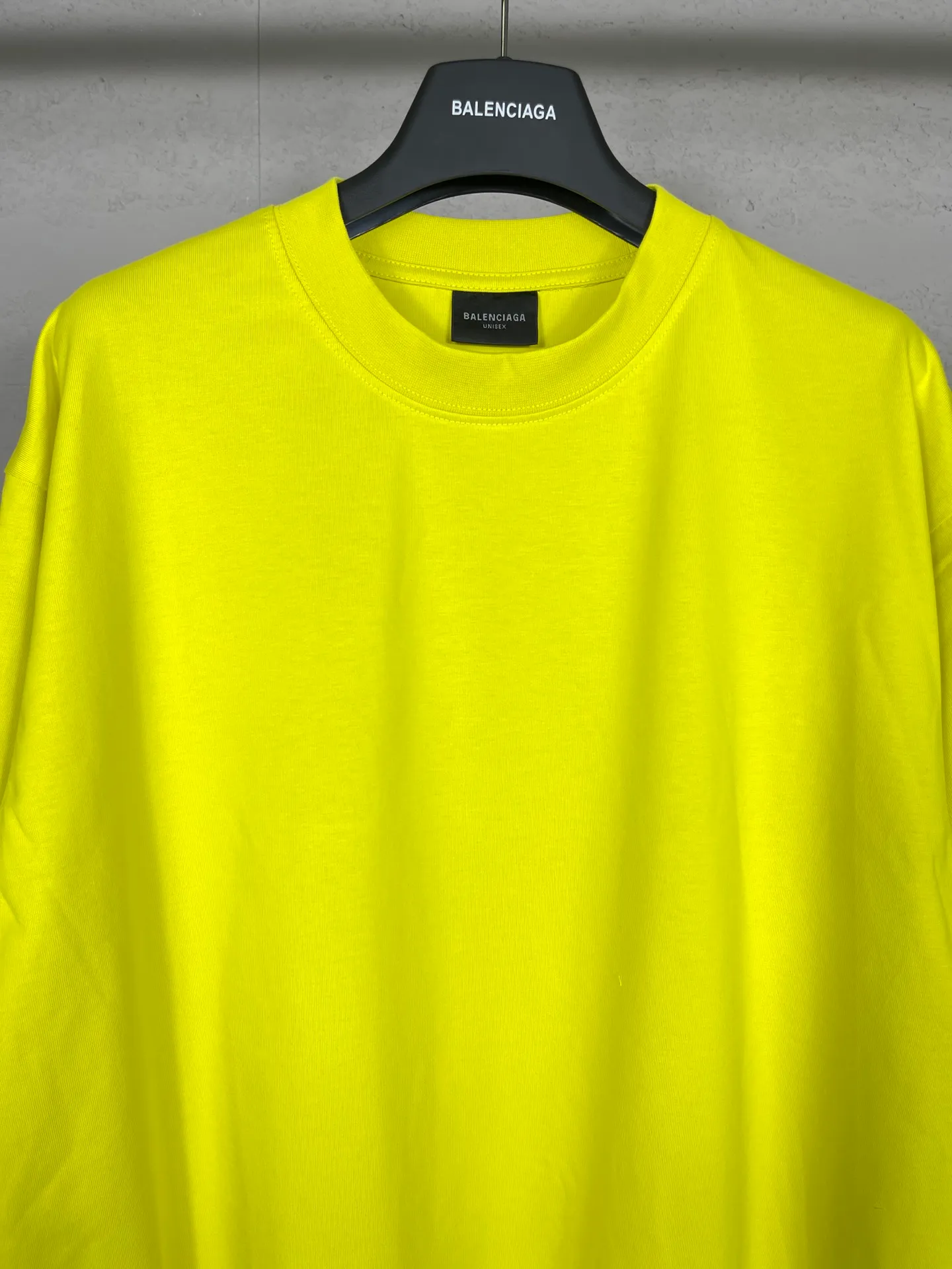 🅿️166 photos [Top version. Official website quality] BALENCI*GA/Paris. 2024 new style. Short-sleeved T-shirt with sticky notes on the hem. The sticky notes are customized according to Y board quality, and the unique color of the fabric is customized and dyed according to the original product, unlike the ordinary black fabrics on the market. Brick cabinets are synchronized. Genuine products are developed at the first time, and you can print and compare! The fabric is made of Paris ZP custom-woven and dyed cotton double yarn. Weighing 260 grams, the cloth surface is clean. The cloth pattern is clear, soft and comfortable. The threads are dyed with no color difference. The sticky note labels are made of original imported labels and should not turn yellow or fall off. The version adopts OS loose shoulder design. Same style for men and women. Code: BL223356 Color: dark purple, white, yellow. Size: XS to L