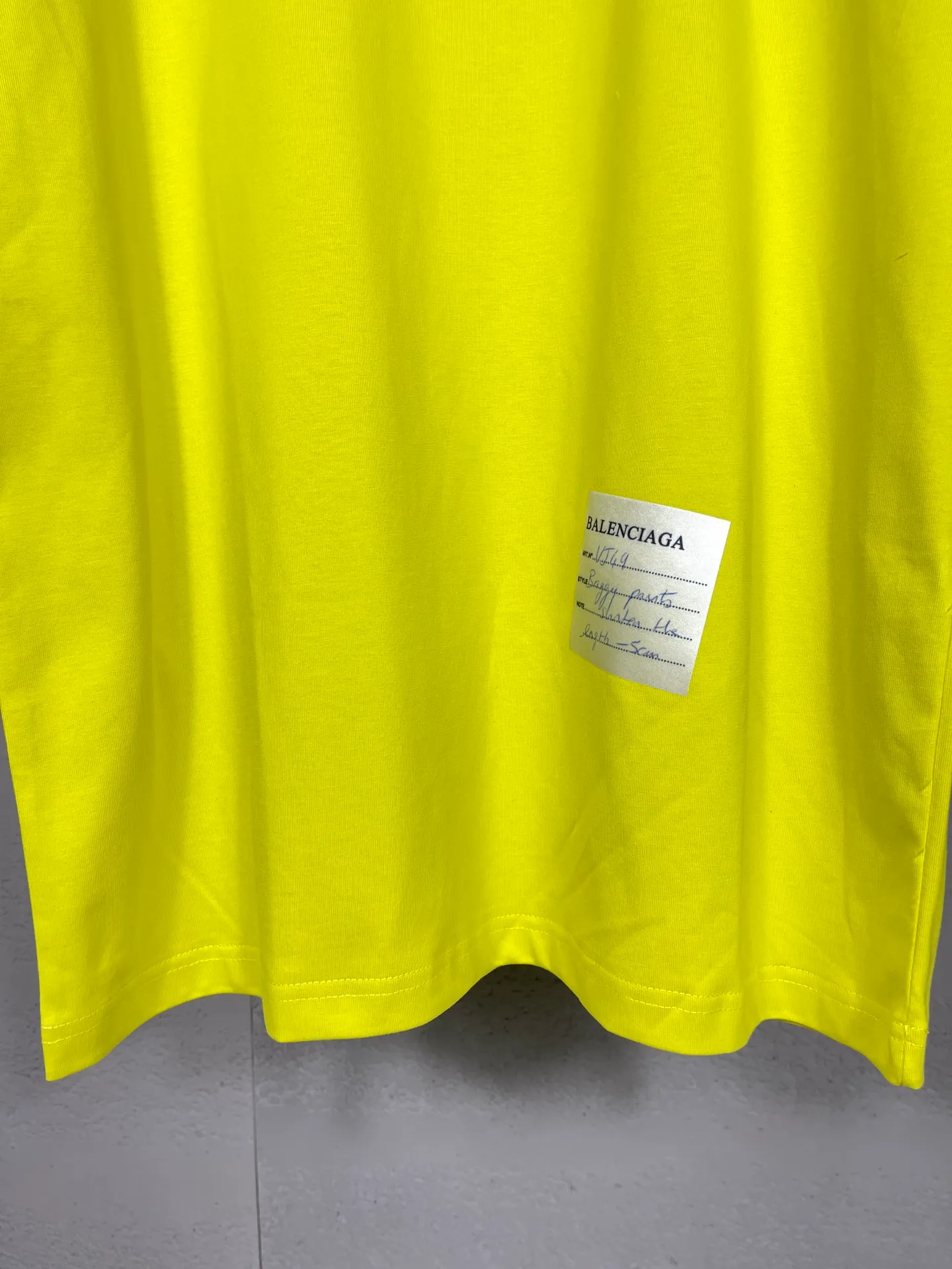 🅿️166 photos [Top version. Official website quality] BALENCI*GA/Paris. 2024 new style. Short-sleeved T-shirt with sticky notes on the hem. The sticky notes are customized according to Y board quality, and the unique color of the fabric is customized and dyed according to the original product, unlike the ordinary black fabrics on the market. Brick cabinets are synchronized. Genuine products are developed at the first time, and you can print and compare! The fabric is made of Paris ZP custom-woven and dyed cotton double yarn. Weighing 260 grams, the cloth surface is clean. The cloth pattern is clear, soft and comfortable. The threads are dyed with no color difference. The sticky note labels are made of original imported labels and should not turn yellow or fall off. The version adopts OS loose shoulder design. Same style for men and women. Code: BL223356 Color: dark purple, white, yellow. Size: XS to L