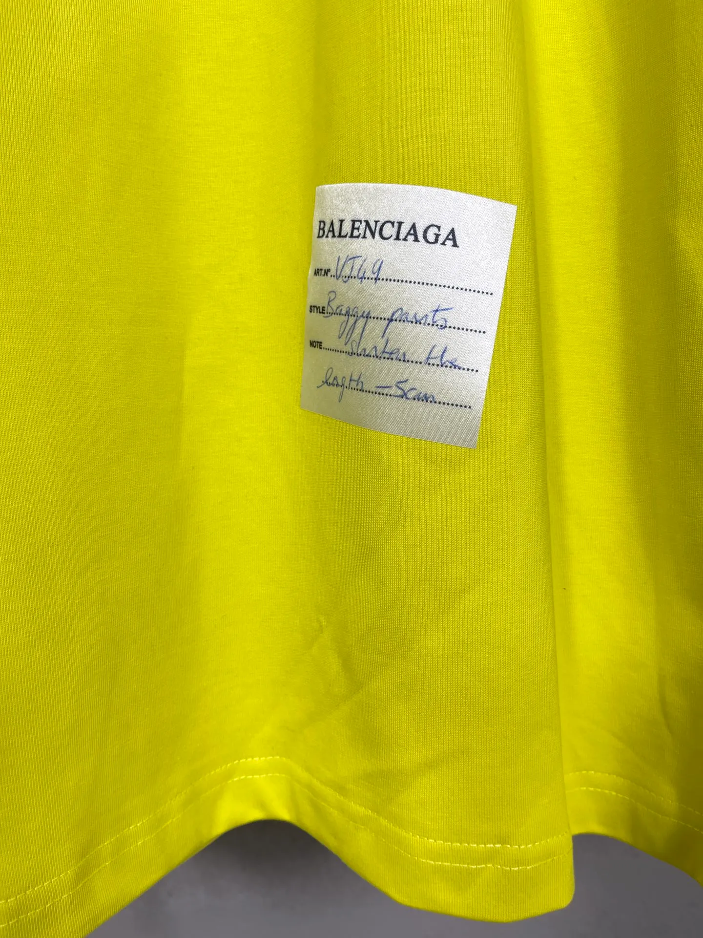 🅿️166 photos [Top version. Official website quality] BALENCI*GA/Paris. 2024 new style. Short-sleeved T-shirt with sticky notes on the hem. The sticky notes are customized according to Y board quality, and the unique color of the fabric is customized and dyed according to the original product, unlike the ordinary black fabrics on the market. Brick cabinets are synchronized. Genuine products are developed at the first time, and you can print and compare! The fabric is made of Paris ZP custom-woven and dyed cotton double yarn. Weighing 260 grams, the cloth surface is clean. The cloth pattern is clear, soft and comfortable. The threads are dyed with no color difference. The sticky note labels are made of original imported labels and should not turn yellow or fall off. The version adopts OS loose shoulder design. Same style for men and women. Code: BL223356 Color: dark purple, white, yellow. Size: XS to L