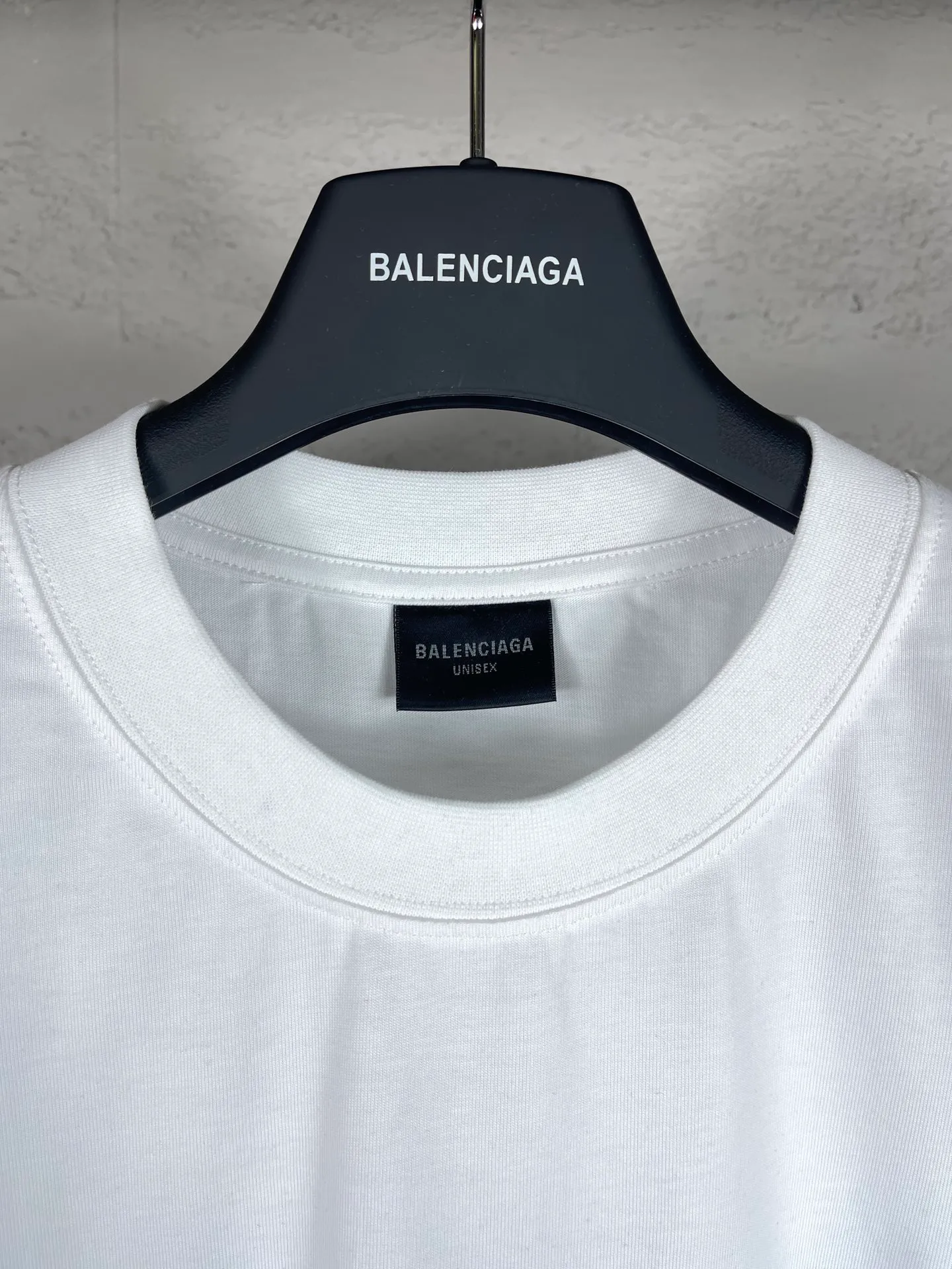 🅿️180 real photos [Top version. Official website quality] BALENCI*GA/Paris. 2024 charity new style. Front and rear white ink direct-printed short-sleeved T-shirts, brick cabinet synchronization. Genuine product developed at the first time, happy to print and compare! The fabric is made of Paris ZP custom-woven and dyed cotton double yarn. Weighing 260 grams, the cloth surface is clean. The cloth pattern is clear, soft and comfortable. The threads are dyed with no color difference. The classic LOGO uses environmentally friendly imported materials and is directly sprayed with white ink. The letters are clear and the effect is three-dimensional. Restore the brick cabinet. Welcome to compare, the version adopts the OS loose shoulder version. Same style for men and women Coding: BL233313 Color: black, white Size: XS to L