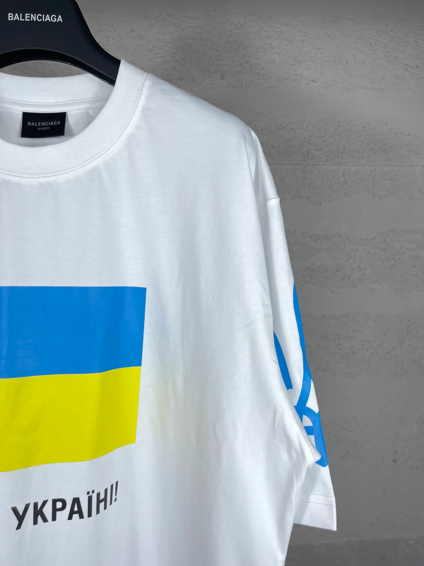 🅿️180 real photos [Top version. Official website quality] BALENCI*GA/Paris. 2024 charity new style. Front and rear white ink direct-printed short-sleeved T-shirts, brick cabinet synchronization. Genuine product developed at the first time, happy to print and compare! The fabric is made of Paris ZP custom-woven and dyed cotton double yarn. Weighing 260 grams, the cloth surface is clean. The cloth pattern is clear, soft and comfortable. The threads are dyed with no color difference. The classic LOGO uses environmentally friendly imported materials and is directly sprayed with white ink. The letters are clear and the effect is three-dimensional. Restore the brick cabinet. Welcome to compare, the version adopts the OS loose shoulder version. Same style for men and women Coding: BL233313 Color: black, white Size: XS to L