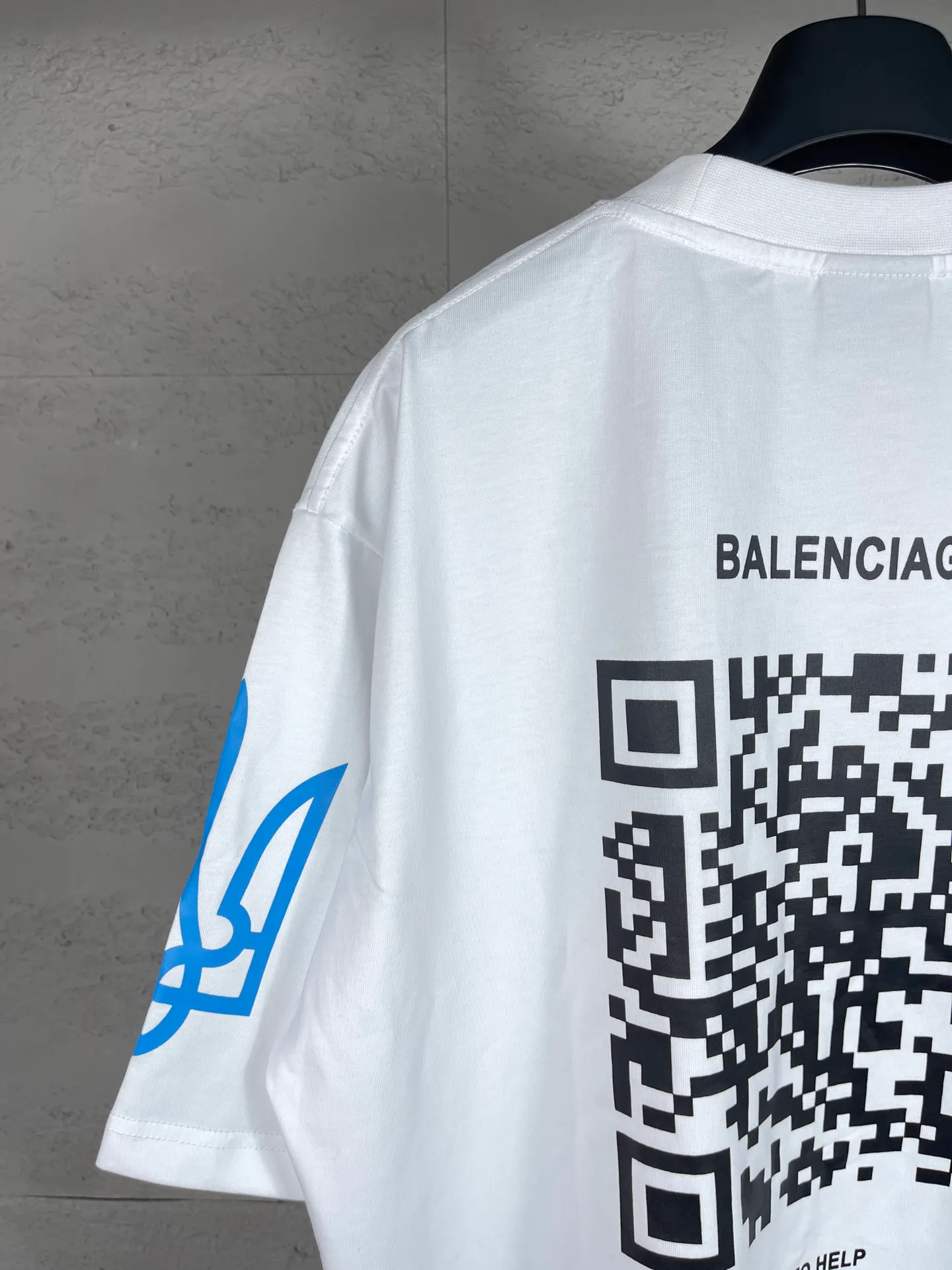 🅿️180 real photos [Top version. Official website quality] BALENCI*GA/Paris. 2024 charity new style. Front and rear white ink direct-printed short-sleeved T-shirts, brick cabinet synchronization. Genuine product developed at the first time, happy to print and compare! The fabric is made of Paris ZP custom-woven and dyed cotton double yarn. Weighing 260 grams, the cloth surface is clean. The cloth pattern is clear, soft and comfortable. The threads are dyed with no color difference. The classic LOGO uses environmentally friendly imported materials and is directly sprayed with white ink. The letters are clear and the effect is three-dimensional. Restore the brick cabinet. Welcome to compare, the version adopts the OS loose shoulder version. Same style for men and women Coding: BL233313 Color: black, white Size: XS to L