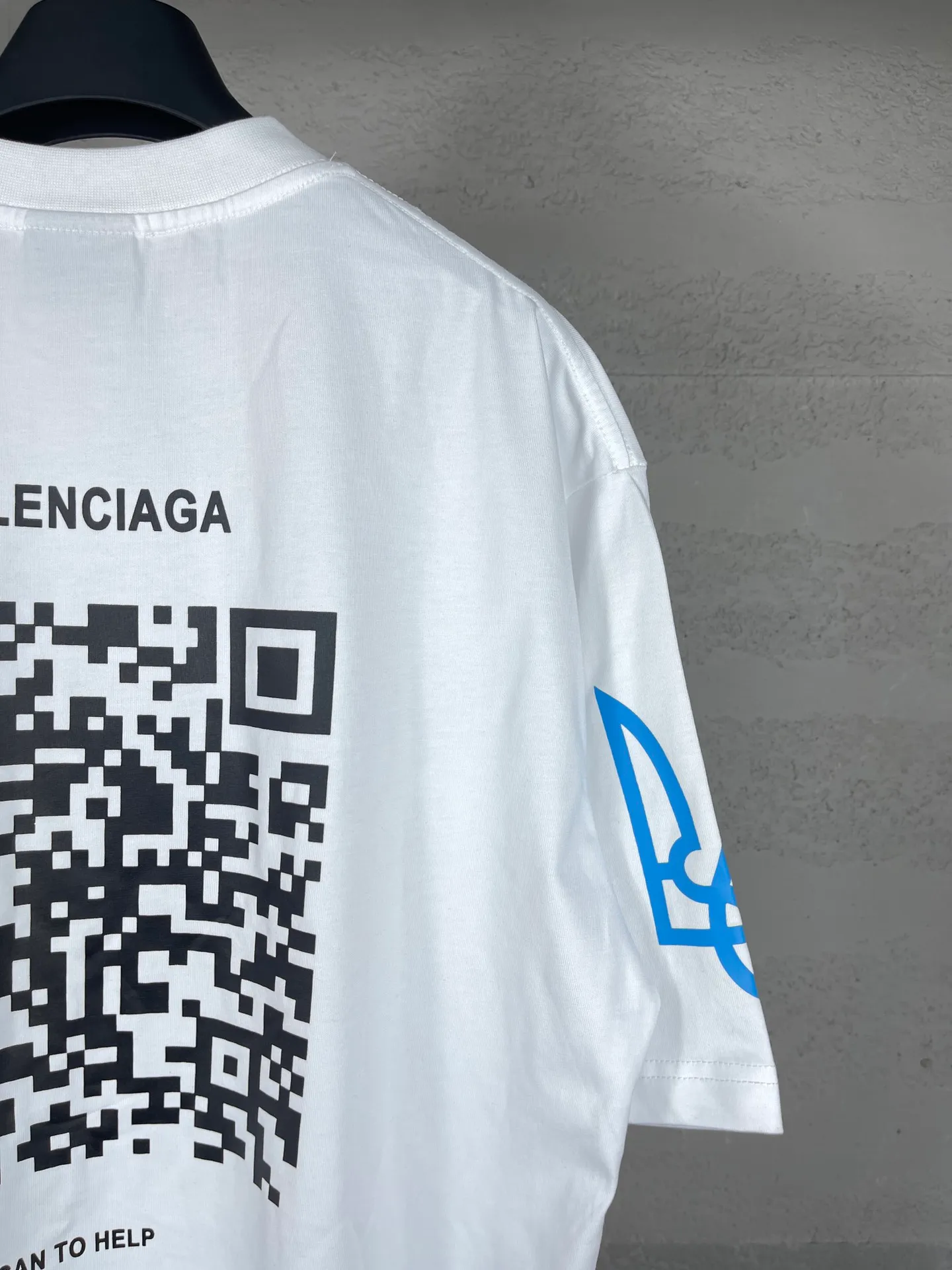 🅿️180 real photos [Top version. Official website quality] BALENCI*GA/Paris. 2024 charity new style. Front and rear white ink direct-printed short-sleeved T-shirts, brick cabinet synchronization. Genuine product developed at the first time, happy to print and compare! The fabric is made of Paris ZP custom-woven and dyed cotton double yarn. Weighing 260 grams, the cloth surface is clean. The cloth pattern is clear, soft and comfortable. The threads are dyed with no color difference. The classic LOGO uses environmentally friendly imported materials and is directly sprayed with white ink. The letters are clear and the effect is three-dimensional. Restore the brick cabinet. Welcome to compare, the version adopts the OS loose shoulder version. Same style for men and women Coding: BL233313 Color: black, white Size: XS to L