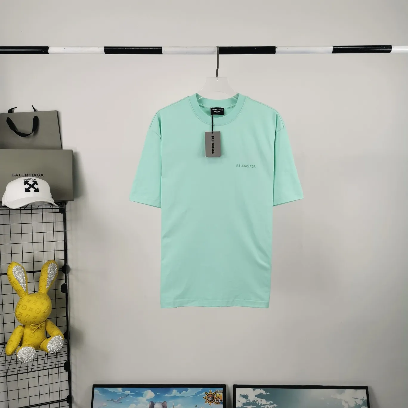[New arrival] The top tried and tested version of BALENCIAGA with large LOGO basic letters on the back, pure cotton loose fit for male and female couples, the same fashion brand high-end embroidered pure cotton short-sleeved T-shirt. The god of simplicity in Paris, a volume sought after by many stars. Lisa’s favorite basic short-sleeved Paris style, which has a very high appearance rate. Wear alone, paired with jeans, shorts, and sweatpants, it's a versatile style. Xiaohongshu, a hot item on INS, a must-have for Paris fans.  Using Tajima embroidery technology imported from Japan, the printing looks very three-dimensional and full, with no threads. Regardless of the size, the front and back letters can be expressed perfectly! The fabric is made of 32S 260g combed cotton fabric, which is full of drape!  A complete set of customized tags, collar tags, washed, plastic bags, and most importantly, a complete set of bags, tag codes, and codes are all authentic.  Color: Mint Green Size: XS-L
