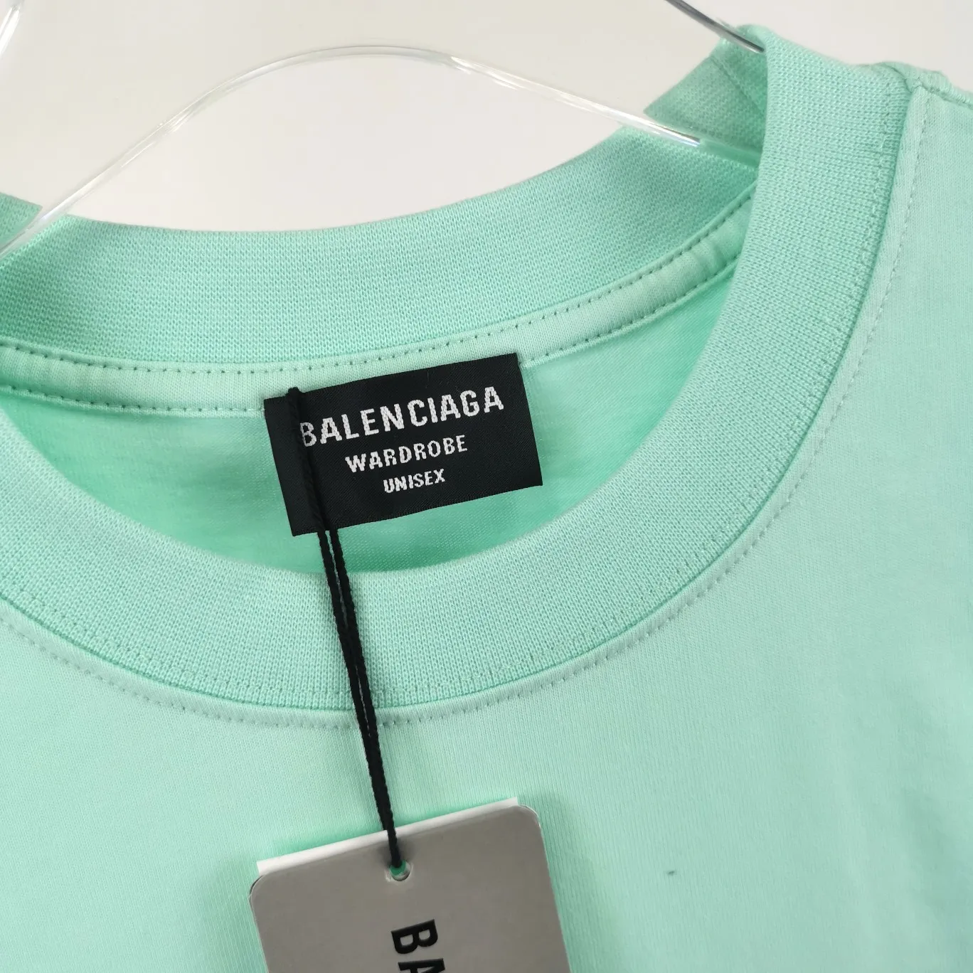 [New arrival] The top tried and tested version of BALENCIAGA with large LOGO basic letters on the back, pure cotton loose fit for male and female couples, the same fashion brand high-end embroidered pure cotton short-sleeved T-shirt. The god of simplicity in Paris, a volume sought after by many stars. Lisa’s favorite basic short-sleeved Paris style, which has a very high appearance rate. Wear alone, paired with jeans, shorts, and sweatpants, it's a versatile style. Xiaohongshu, a hot item on INS, a must-have for Paris fans.  Using Tajima embroidery technology imported from Japan, the printing looks very three-dimensional and full, with no threads. Regardless of the size, the front and back letters can be expressed perfectly! The fabric is made of 32S 260g combed cotton fabric, which is full of drape!  A complete set of customized tags, collar tags, washed, plastic bags, and most importantly, a complete set of bags, tag codes, and codes are all authentic.  Color: Mint Green Size: XS-L