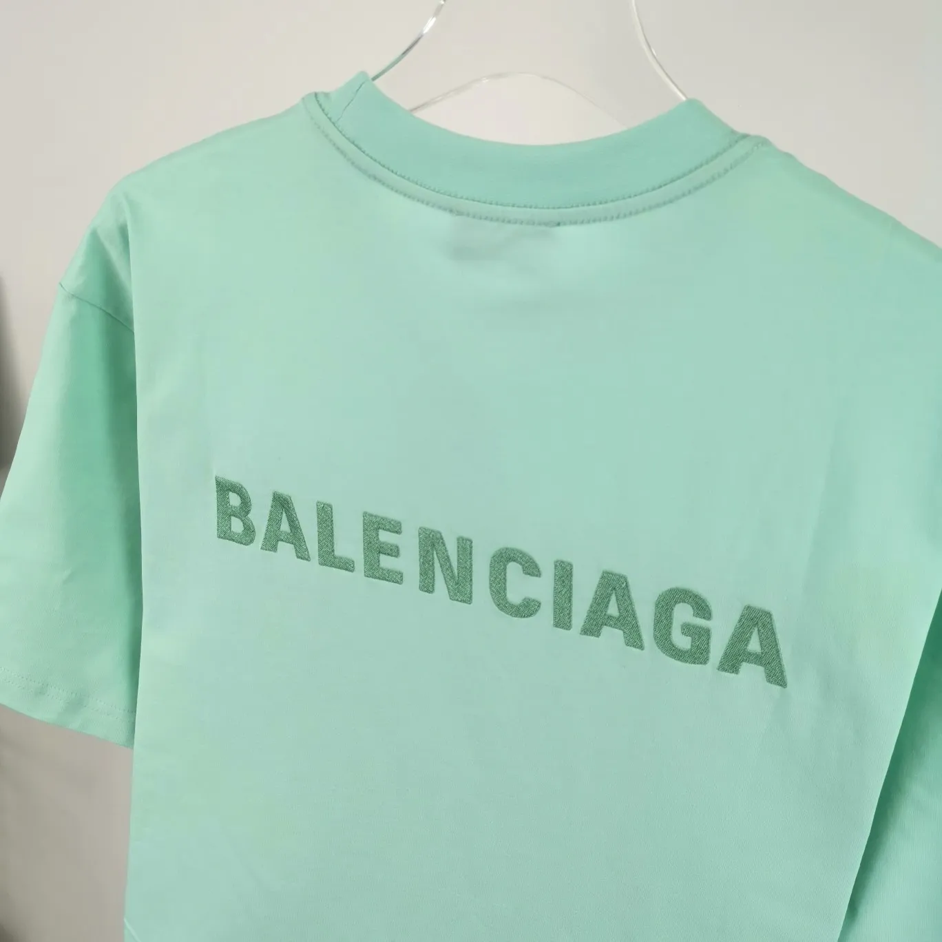 [New arrival] The top tried and tested version of BALENCIAGA with large LOGO basic letters on the back, pure cotton loose fit for male and female couples, the same fashion brand high-end embroidered pure cotton short-sleeved T-shirt. The god of simplicity in Paris, a volume sought after by many stars. Lisa’s favorite basic short-sleeved Paris style, which has a very high appearance rate. Wear alone, paired with jeans, shorts, and sweatpants, it's a versatile style. Xiaohongshu, a hot item on INS, a must-have for Paris fans.  Using Tajima embroidery technology imported from Japan, the printing looks very three-dimensional and full, with no threads. Regardless of the size, the front and back letters can be expressed perfectly! The fabric is made of 32S 260g combed cotton fabric, which is full of drape!  A complete set of customized tags, collar tags, washed, plastic bags, and most importantly, a complete set of bags, tag codes, and codes are all authentic.  Color: Mint Green Size: XS-L
