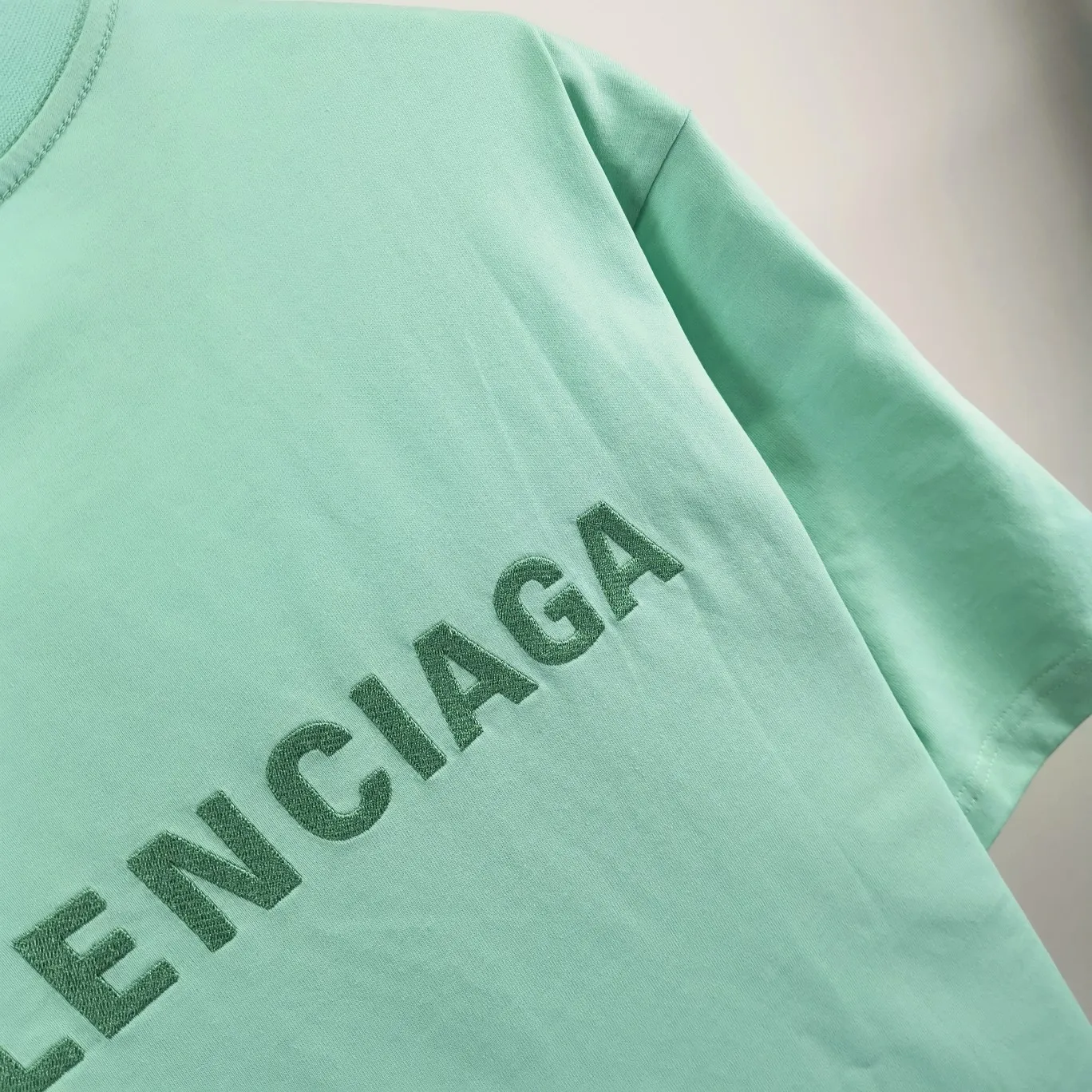 [New arrival] The top tried and tested version of BALENCIAGA with large LOGO basic letters on the back, pure cotton loose fit for male and female couples, the same fashion brand high-end embroidered pure cotton short-sleeved T-shirt. The god of simplicity in Paris, a volume sought after by many stars. Lisa’s favorite basic short-sleeved Paris style, which has a very high appearance rate. Wear alone, paired with jeans, shorts, and sweatpants, it's a versatile style. Xiaohongshu, a hot item on INS, a must-have for Paris fans.  Using Tajima embroidery technology imported from Japan, the printing looks very three-dimensional and full, with no threads. Regardless of the size, the front and back letters can be expressed perfectly! The fabric is made of 32S 260g combed cotton fabric, which is full of drape!  A complete set of customized tags, collar tags, washed, plastic bags, and most importantly, a complete set of bags, tag codes, and codes are all authentic.  Color: Mint Green Size: XS-L