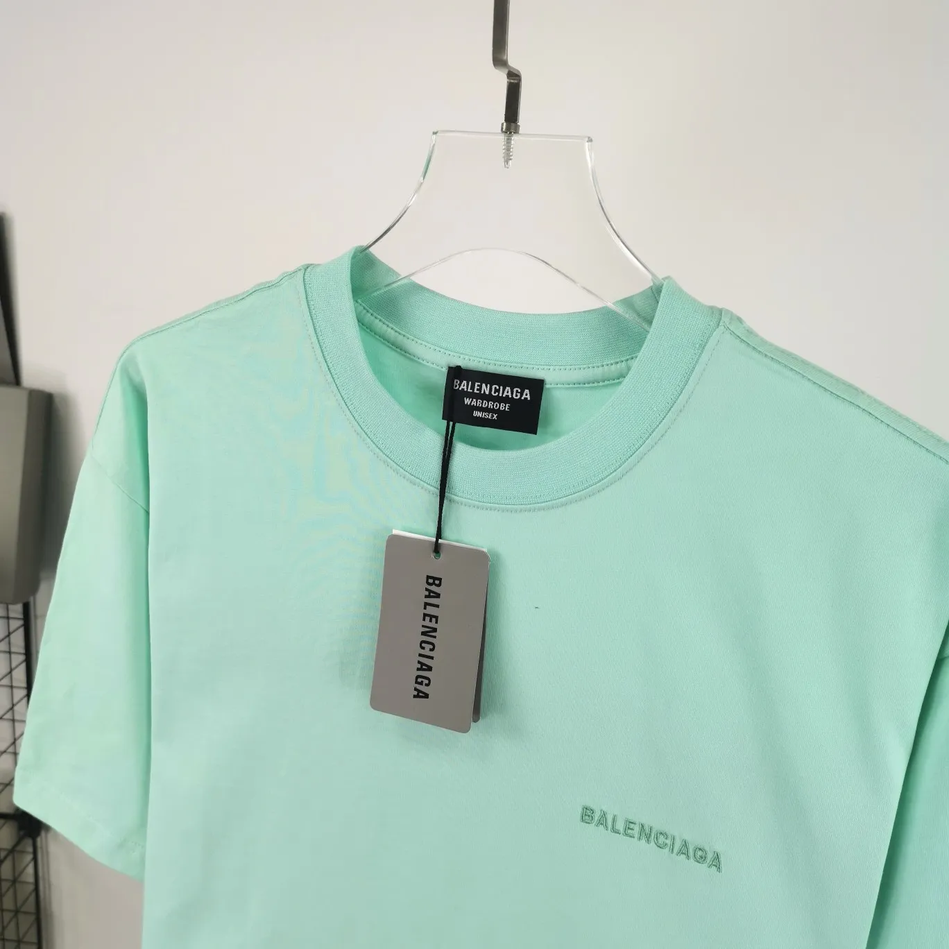 [New arrival] The top tried and tested version of BALENCIAGA with large LOGO basic letters on the back, pure cotton loose fit for male and female couples, the same fashion brand high-end embroidered pure cotton short-sleeved T-shirt. The god of simplicity in Paris, a volume sought after by many stars. Lisa’s favorite basic short-sleeved Paris style, which has a very high appearance rate. Wear alone, paired with jeans, shorts, and sweatpants, it's a versatile style. Xiaohongshu, a hot item on INS, a must-have for Paris fans.  Using Tajima embroidery technology imported from Japan, the printing looks very three-dimensional and full, with no threads. Regardless of the size, the front and back letters can be expressed perfectly! The fabric is made of 32S 260g combed cotton fabric, which is full of drape!  A complete set of customized tags, collar tags, washed, plastic bags, and most importantly, a complete set of bags, tag codes, and codes are all authentic.  Color: Mint Green Size: XS-L
