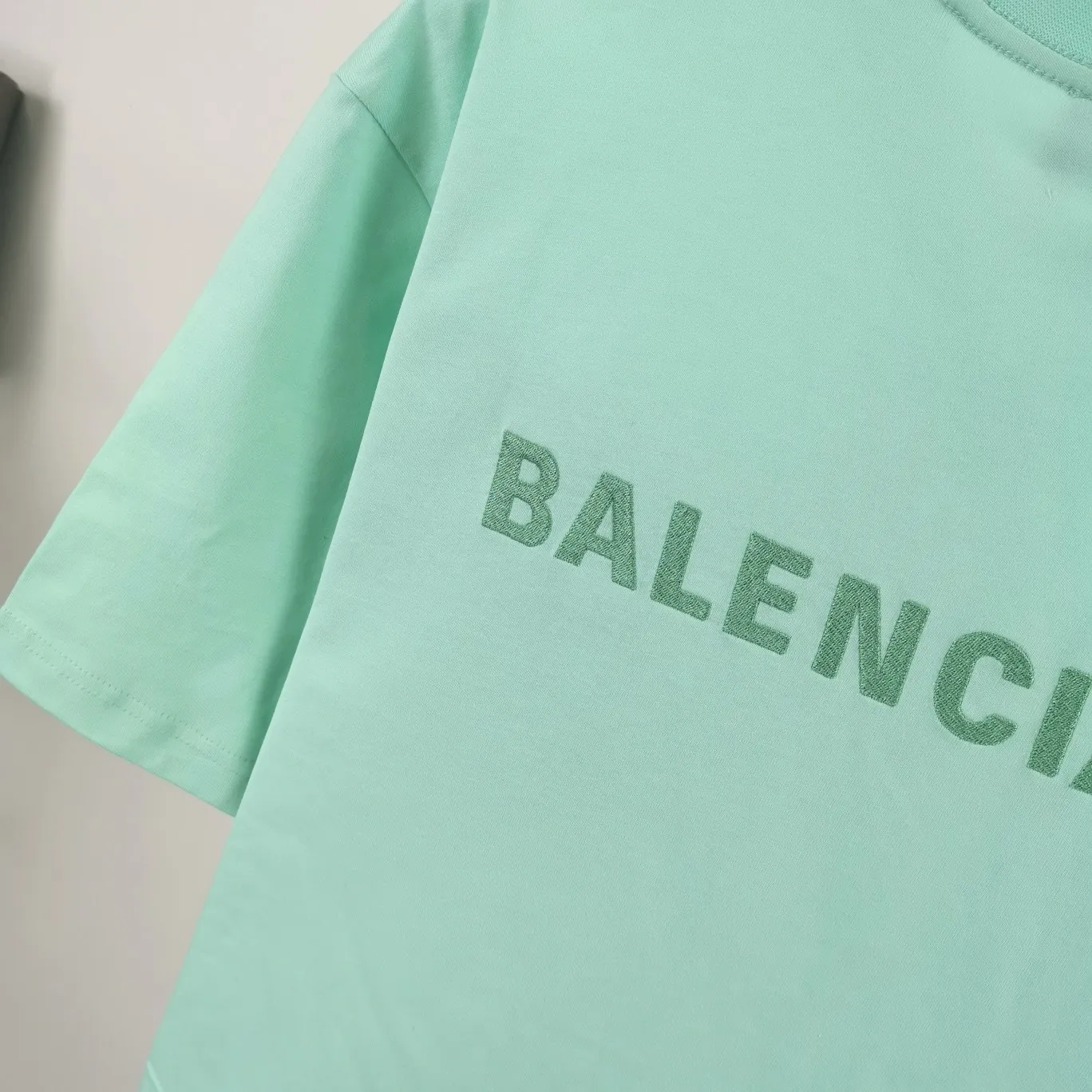 [New arrival] The top tried and tested version of BALENCIAGA with large LOGO basic letters on the back, pure cotton loose fit for male and female couples, the same fashion brand high-end embroidered pure cotton short-sleeved T-shirt. The god of simplicity in Paris, a volume sought after by many stars. Lisa’s favorite basic short-sleeved Paris style, which has a very high appearance rate. Wear alone, paired with jeans, shorts, and sweatpants, it's a versatile style. Xiaohongshu, a hot item on INS, a must-have for Paris fans.  Using Tajima embroidery technology imported from Japan, the printing looks very three-dimensional and full, with no threads. Regardless of the size, the front and back letters can be expressed perfectly! The fabric is made of 32S 260g combed cotton fabric, which is full of drape!  A complete set of customized tags, collar tags, washed, plastic bags, and most importantly, a complete set of bags, tag codes, and codes are all authentic.  Color: Mint Green Size: XS-L