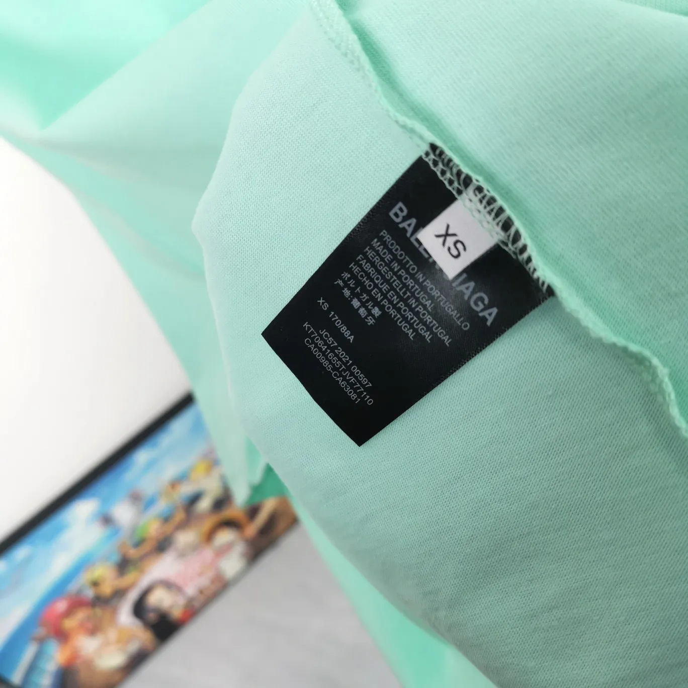 [New arrival] The top tried and tested version of BALENCIAGA with large LOGO basic letters on the back, pure cotton loose fit for male and female couples, the same fashion brand high-end embroidered pure cotton short-sleeved T-shirt. The god of simplicity in Paris, a volume sought after by many stars. Lisa’s favorite basic short-sleeved Paris style, which has a very high appearance rate. Wear alone, paired with jeans, shorts, and sweatpants, it's a versatile style. Xiaohongshu, a hot item on INS, a must-have for Paris fans.  Using Tajima embroidery technology imported from Japan, the printing looks very three-dimensional and full, with no threads. Regardless of the size, the front and back letters can be expressed perfectly! The fabric is made of 32S 260g combed cotton fabric, which is full of drape!  A complete set of customized tags, collar tags, washed, plastic bags, and most importantly, a complete set of bags, tag codes, and codes are all authentic.  Color: Mint Green Size: XS-L