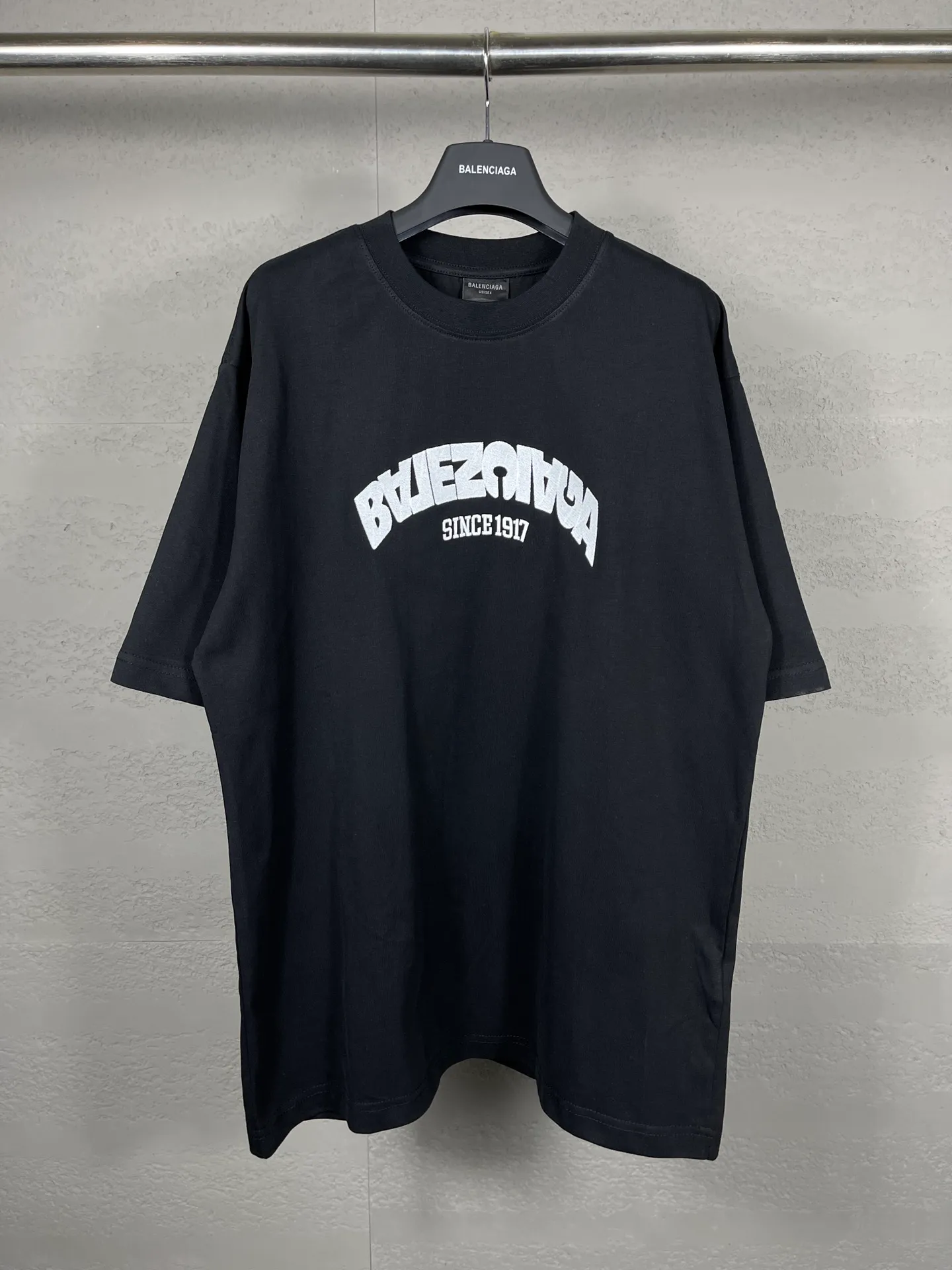🅿️180 real photos [Top version. Official website quality] BALENCI*GA/Paris BALENCI*GA#2024 latest model, large reverse letter LOGO icon embroidered short-sleeved T-shirt. Brick cabinet synchronization. Genuine products are developed and developed in the first time. Welcome to compare! The fabric is made of Paris ZP custom-woven and dyed 100% cotton double-yarn compact cotton. The weight is 260 grams. The cloth surface is clean. The cloth pattern is clear. It is soft and comfortable. It has good color fastness and is not easy to change color. The threads are woven and dyed with no color difference. The embroidery is done using an imported Tajima embroidery machine, with a three-dimensional effect and clear lines. There are no burrs and miscellaneous threads, and the embroidery is of ultra-high craftsmanship. The version adopts OS loose shoulder design. Same style for men and women. Code: BL223215 Color: Black. White Size: XS to L