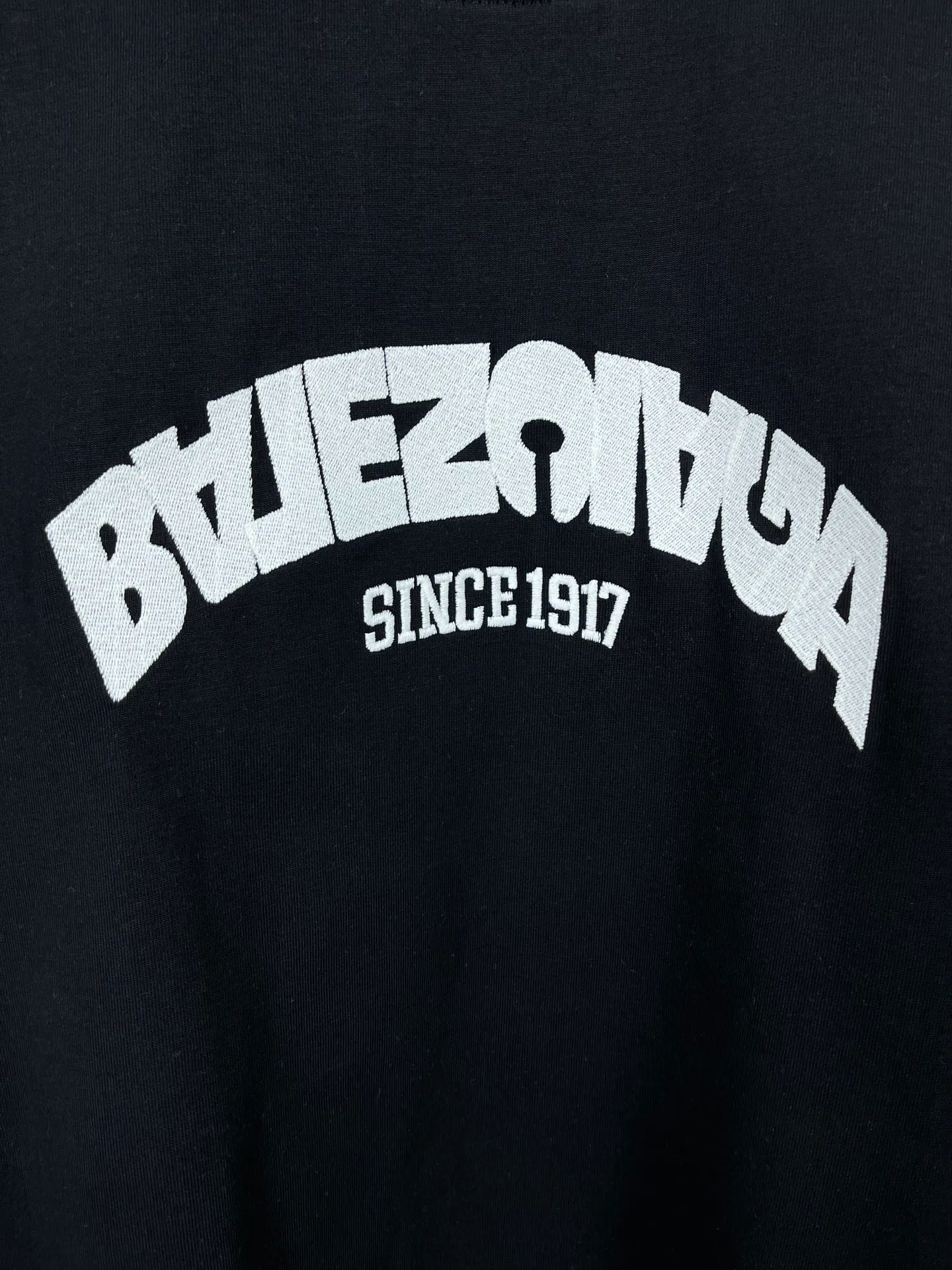 🅿️180 real photos [Top version. Official website quality] BALENCI*GA/Paris BALENCI*GA#2024 latest model, large reverse letter LOGO icon embroidered short-sleeved T-shirt. Brick cabinet synchronization. Genuine products are developed and developed in the first time. Welcome to compare! The fabric is made of Paris ZP custom-woven and dyed 100% cotton double-yarn compact cotton. The weight is 260 grams. The cloth surface is clean. The cloth pattern is clear. It is soft and comfortable. It has good color fastness and is not easy to change color. The threads are woven and dyed with no color difference. The embroidery is done using an imported Tajima embroidery machine, with a three-dimensional effect and clear lines. There are no burrs and miscellaneous threads, and the embroidery is of ultra-high craftsmanship. The version adopts OS loose shoulder design. Same style for men and women. Code: BL223215 Color: Black. White Size: XS to L