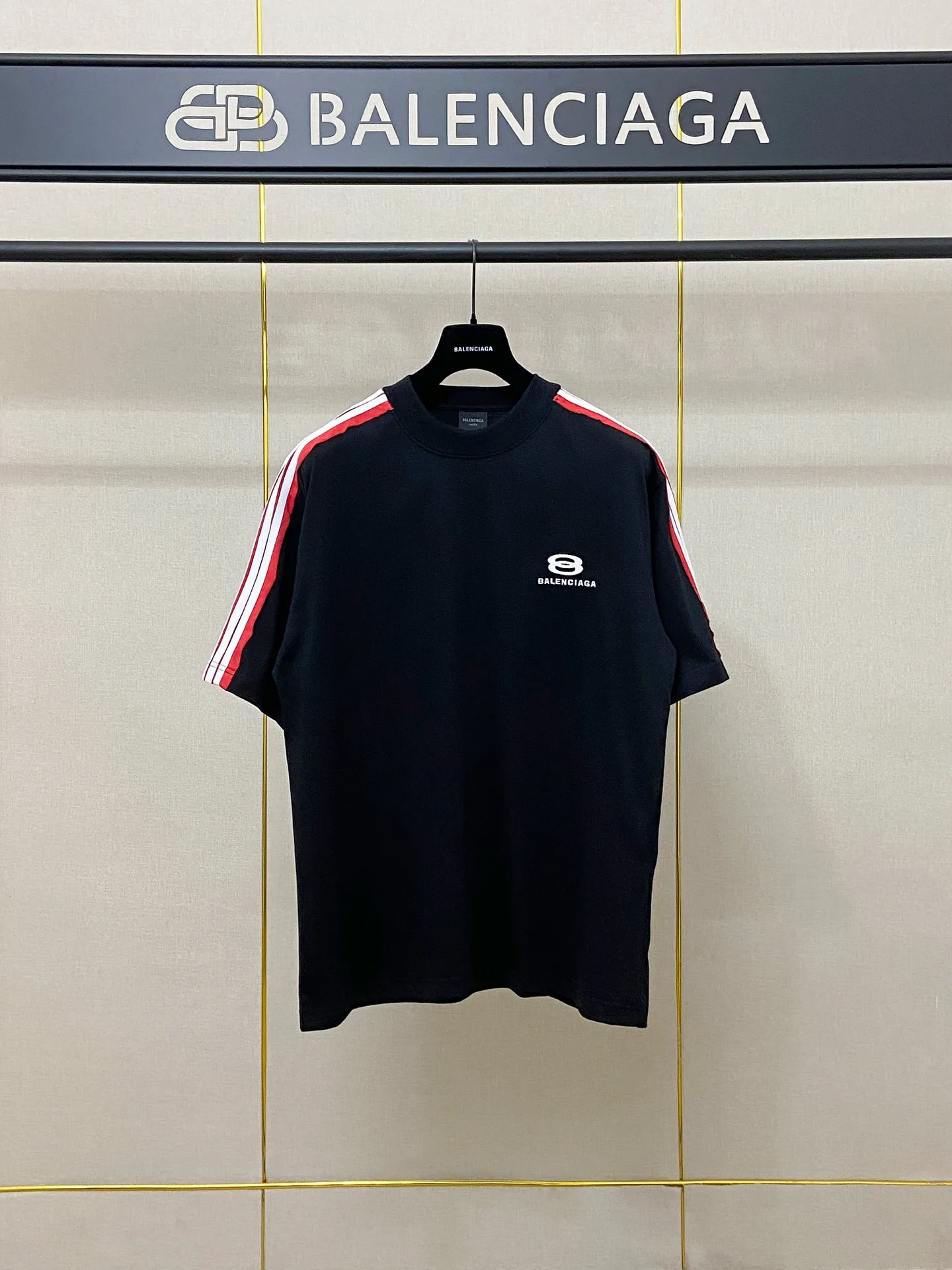 🅿️180 9200# real shot top version [[BALENCIA*GA] official website quality Paris new raglan sleeves color matching. Tie strips. Classic LOGO short-sleeved T-shirt embroidered on the front left chest. OS version. Loose shoulder. Unisex. Fabric: 260g 100% cotton double yarn. Technology: front printing. Garment washing. Shaping. Solid color. Color: Black. White. Size: XS S M L.