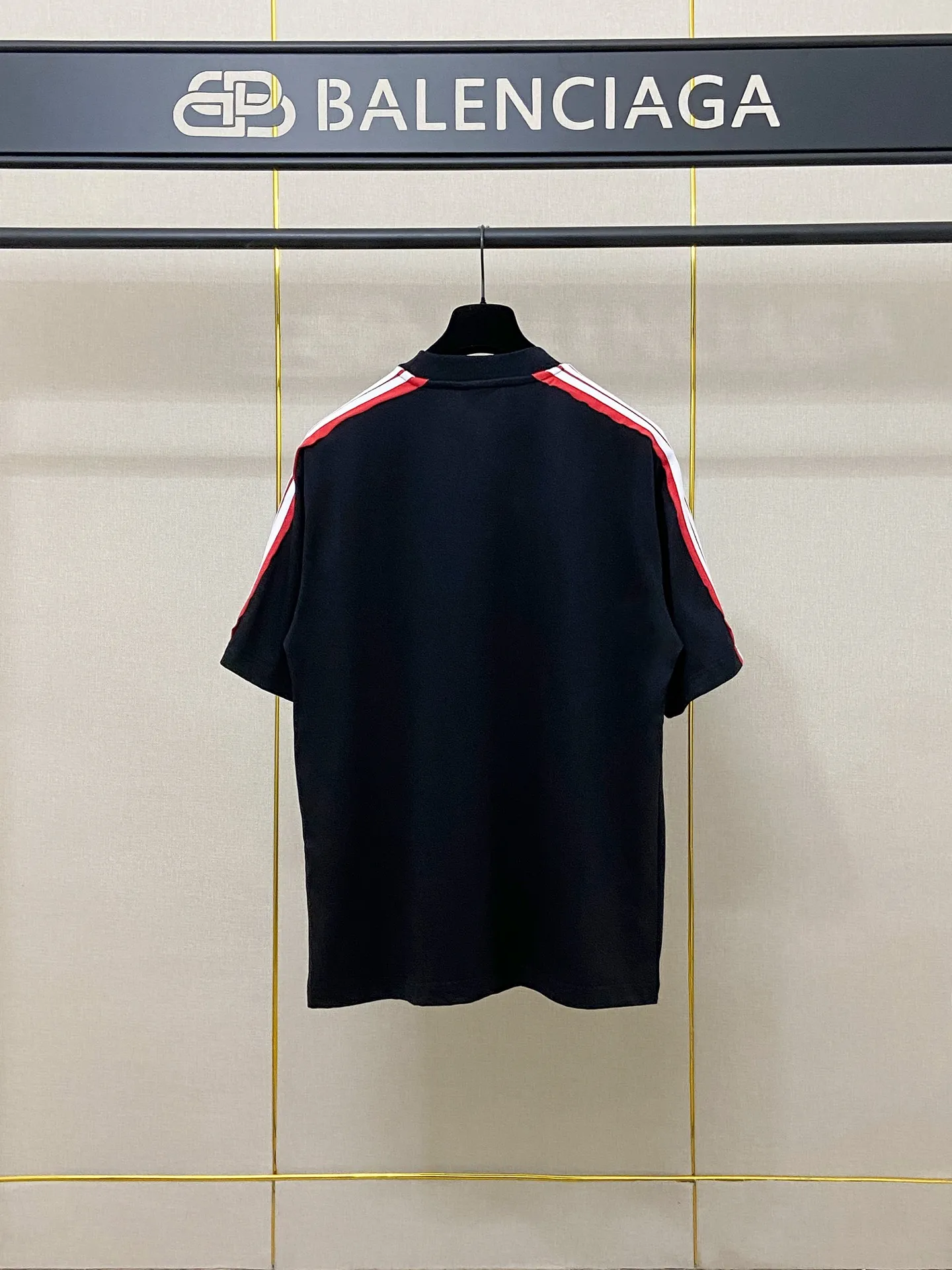 🅿️180 9200# real shot top version [[BALENCIA*GA] official website quality Paris new raglan sleeves color matching. Tie strips. Classic LOGO short-sleeved T-shirt embroidered on the front left chest. OS version. Loose shoulder. Unisex. Fabric: 260g 100% cotton double yarn. Technology: front printing. Garment washing. Shaping. Solid color. Color: Black. White. Size: XS S M L.