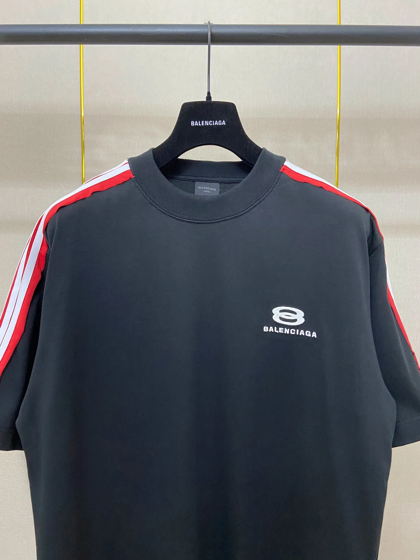 🅿️180 9200# real shot top version [[BALENCIA*GA] official website quality Paris new raglan sleeves color matching. Tie strips. Classic LOGO short-sleeved T-shirt embroidered on the front left chest. OS version. Loose shoulder. Unisex. Fabric: 260g 100% cotton double yarn. Technology: front printing. Garment washing. Shaping. Solid color. Color: Black. White. Size: XS S M L.