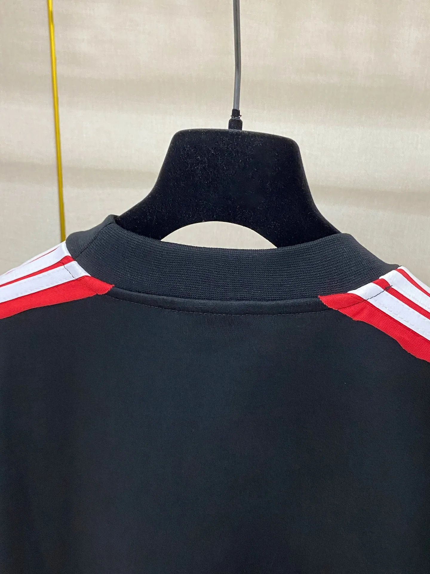 🅿️180 9200# real shot top version [[BALENCIA*GA] official website quality Paris new raglan sleeves color matching. Tie strips. Classic LOGO short-sleeved T-shirt embroidered on the front left chest. OS version. Loose shoulder. Unisex. Fabric: 260g 100% cotton double yarn. Technology: front printing. Garment washing. Shaping. Solid color. Color: Black. White. Size: XS S M L.