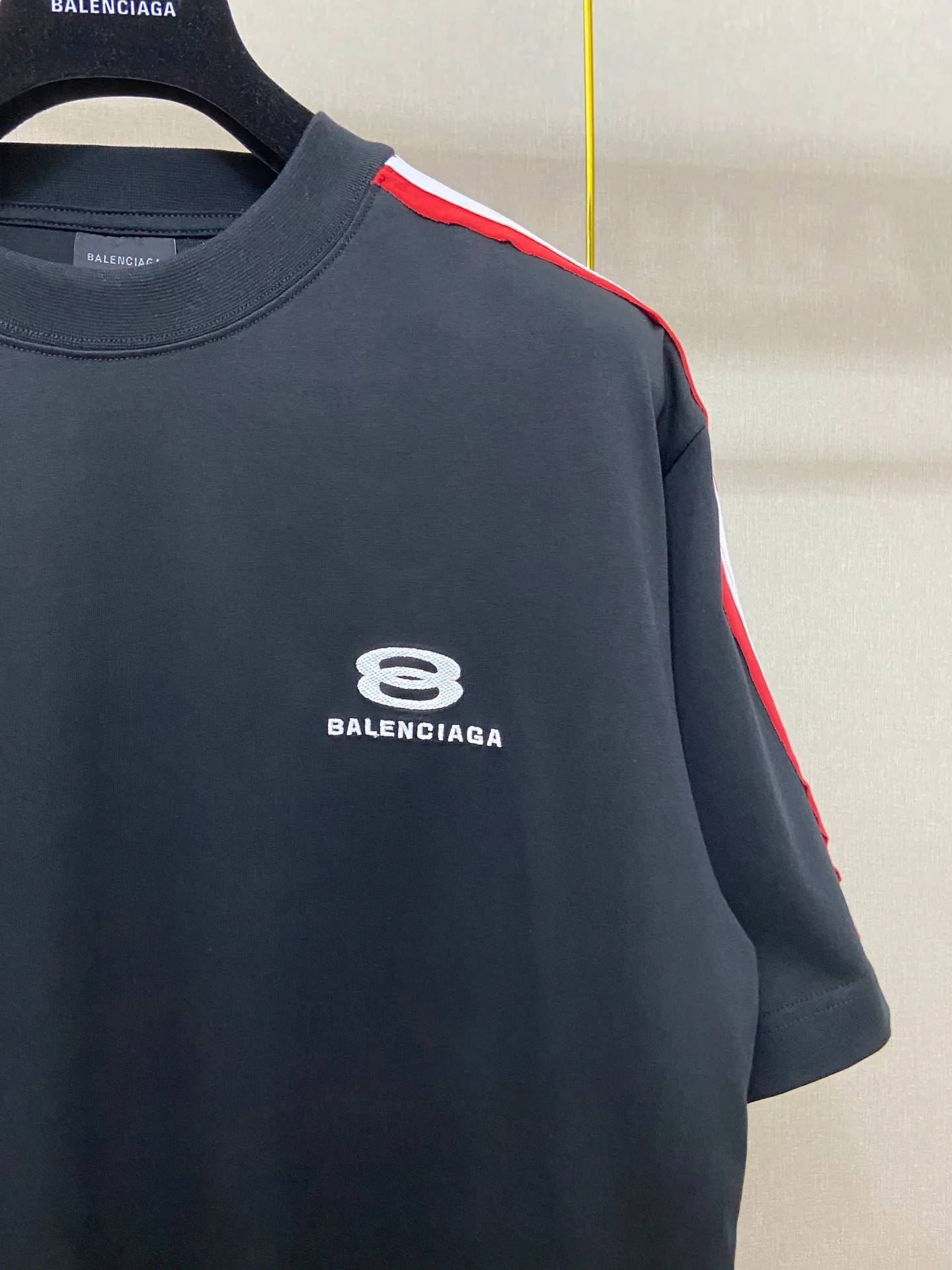 🅿️180 9200# real shot top version [[BALENCIA*GA] official website quality Paris new raglan sleeves color matching. Tie strips. Classic LOGO short-sleeved T-shirt embroidered on the front left chest. OS version. Loose shoulder. Unisex. Fabric: 260g 100% cotton double yarn. Technology: front printing. Garment washing. Shaping. Solid color. Color: Black. White. Size: XS S M L.