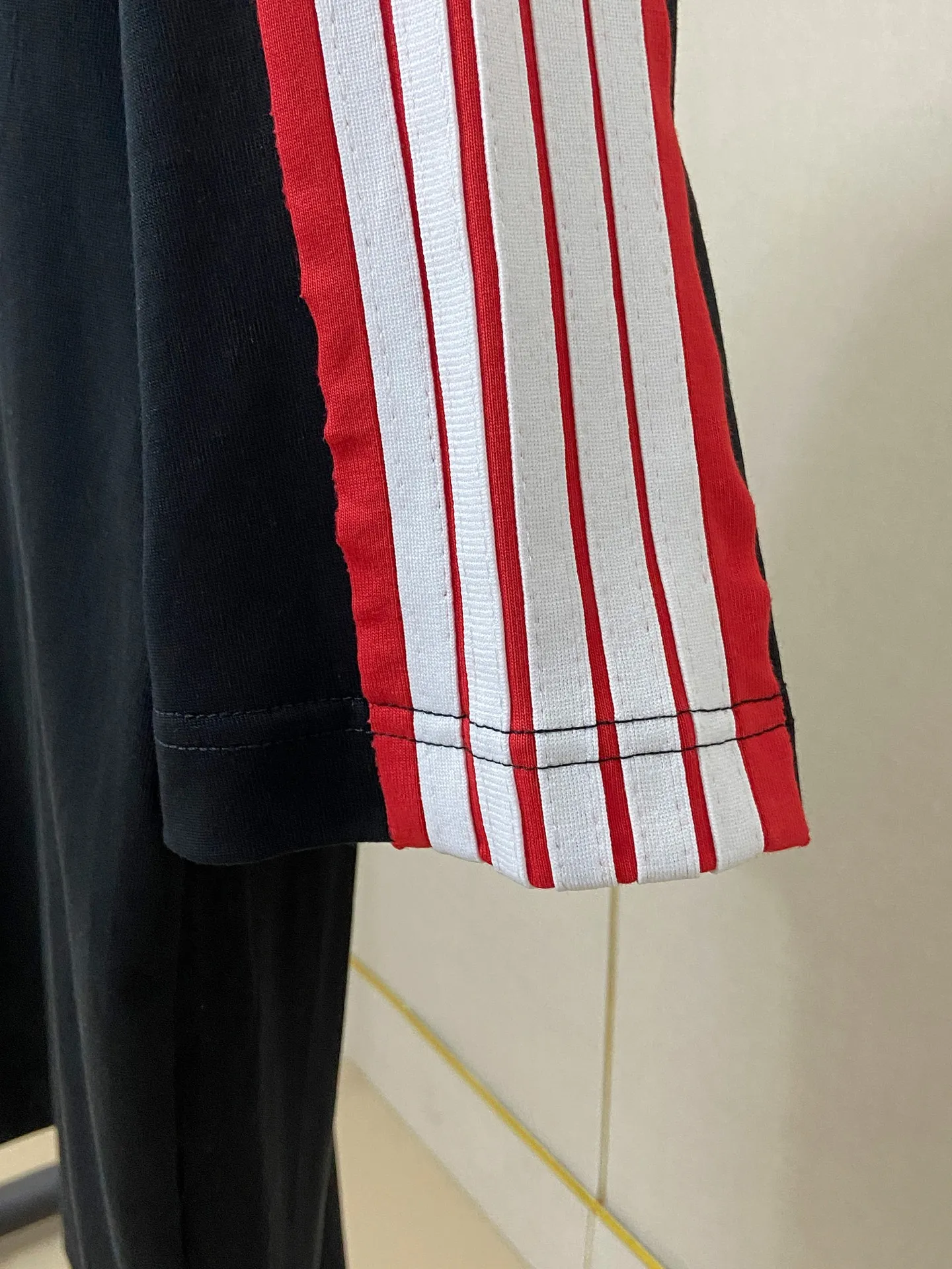 🅿️180 9200# real shot top version [[BALENCIA*GA] official website quality Paris new raglan sleeves color matching. Tie strips. Classic LOGO short-sleeved T-shirt embroidered on the front left chest. OS version. Loose shoulder. Unisex. Fabric: 260g 100% cotton double yarn. Technology: front printing. Garment washing. Shaping. Solid color. Color: Black. White. Size: XS S M L.