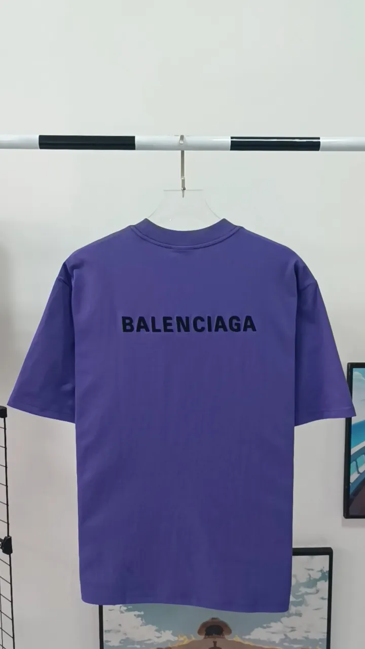 Real shot video on the back————The top tested version of BALENCIAGA Paris classic letter embroidery for male and female couples stars in the same style pure cotton loose short-sleeved T-shirt. The T-shirt seems to be a simple classic. The garment-making process is extremely complicated. It uses imported Tajima machine heavy-duty high-density embroidery. The fine embroidery has no rough edges and stray threads. It is very tight and has obvious concave and convex texture. Heavy embroidery with 4w needle for ready-made clothes breaks the traditional process of embroidering first and then sewing. The embroidery process is different from the market currency and highly restores the yb effect. Custom-woven and custom-dyed 280 grams of new color fabrics. Custom-dyed threads in the same vat with zero color difference. Exclusive high quality. Welcome to compare. Same style for men and women. Color: dark purple. Size: XS-L P:260