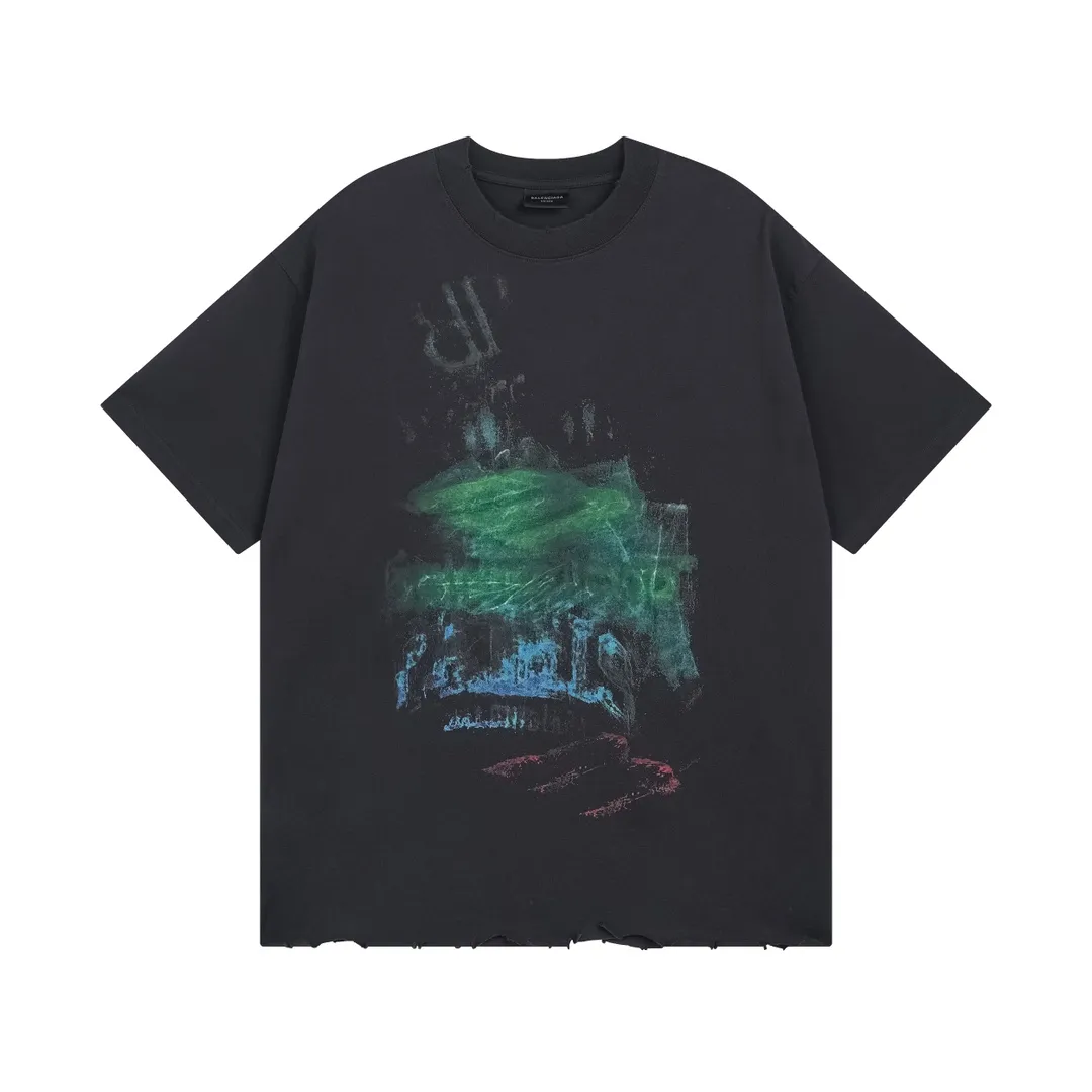 🅿️200 Detailed picture [Top version. Official website quality] BALENCI*GA/Paris BALENCI*GA#25 Paris new model, blurred pattern on the front and back, direct spray of white ink on the front and back, worn out by washing, damaged and worn hem, hand-polished short-sleeved T-shirt, synchronized with brick cabinet. The old and worn ZP is the same, welcome to compare. The fabric is made of Paris ZP custom-woven and dyed 100% cotton double-yarn compact cotton. The weight is 260 grams. The cloth surface is clean. The cloth pattern is clear. Soft and comfortable. Good color fastness. Not easy to change color. The threads are woven and dyed with no color difference. The printing uses white ink computer direct printing, and the garments are washed, worn and worn, and the craftsmanship is extremely heavy. Jubie market makes goods based on pictures. Comparisons welcome. Restore brick cabinet. The version adopts OS loose shoulder style. Same style for men and women. Code: BL253656 Color: gray blue Size: XS S M L