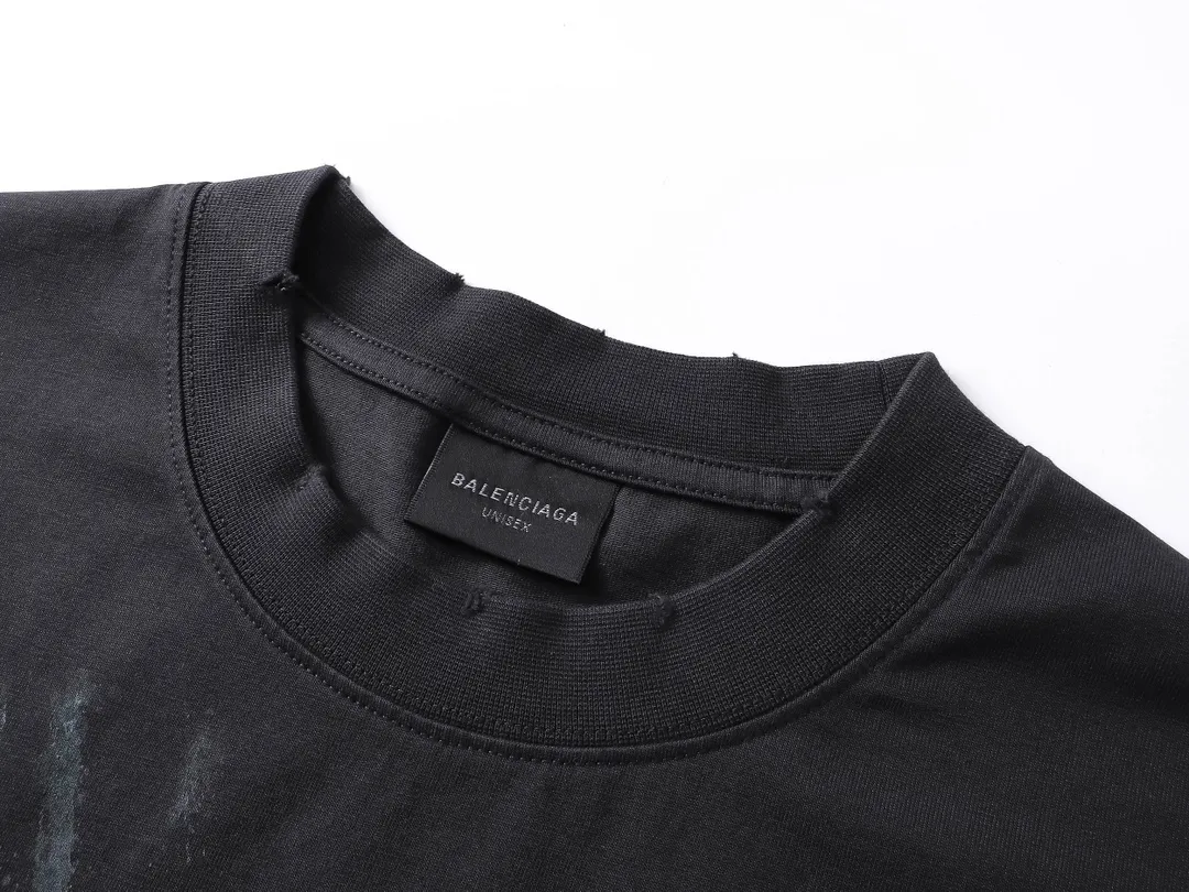 🅿️200 Detailed picture [Top version. Official website quality] BALENCI*GA/Paris BALENCI*GA#25 Paris new model, blurred pattern on the front and back, direct spray of white ink on the front and back, worn out by washing, damaged and worn hem, hand-polished short-sleeved T-shirt, synchronized with brick cabinet. The old and worn ZP is the same, welcome to compare. The fabric is made of Paris ZP custom-woven and dyed 100% cotton double-yarn compact cotton. The weight is 260 grams. The cloth surface is clean. The cloth pattern is clear. Soft and comfortable. Good color fastness. Not easy to change color. The threads are woven and dyed with no color difference. The printing uses white ink computer direct printing, and the garments are washed, worn and worn, and the craftsmanship is extremely heavy. Jubie market makes goods based on pictures. Comparisons welcome. Restore brick cabinet. The version adopts OS loose shoulder style. Same style for men and women. Code: BL253656 Color: gray blue Size: XS S M L