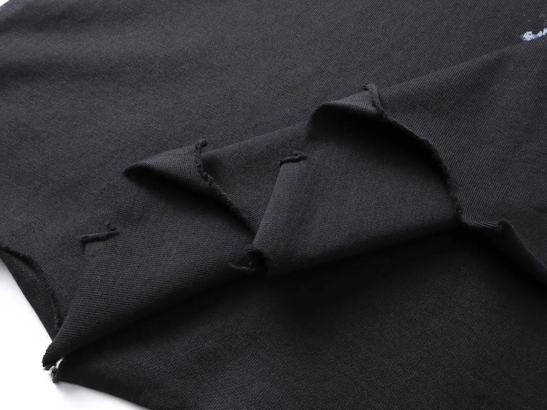 🅿️200 Detailed picture [Top version. Official website quality] BALENCI*GA/Paris BALENCI*GA#25 Paris new model, blurred pattern on the front and back, direct spray of white ink on the front and back, worn out by washing, damaged and worn hem, hand-polished short-sleeved T-shirt, synchronized with brick cabinet. The old and worn ZP is the same, welcome to compare. The fabric is made of Paris ZP custom-woven and dyed 100% cotton double-yarn compact cotton. The weight is 260 grams. The cloth surface is clean. The cloth pattern is clear. Soft and comfortable. Good color fastness. Not easy to change color. The threads are woven and dyed with no color difference. The printing uses white ink computer direct printing, and the garments are washed, worn and worn, and the craftsmanship is extremely heavy. Jubie market makes goods based on pictures. Comparisons welcome. Restore brick cabinet. The version adopts OS loose shoulder style. Same style for men and women. Code: BL253656 Color: gray blue Size: XS S M L