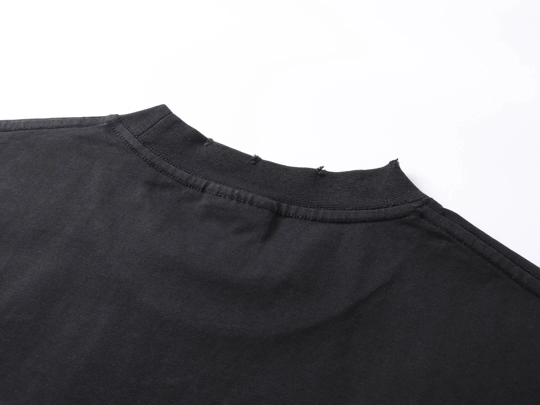 🅿️200 Detailed picture [Top version. Official website quality] BALENCI*GA/Paris BALENCI*GA#25 Paris new model, blurred pattern on the front and back, direct spray of white ink on the front and back, worn out by washing, damaged and worn hem, hand-polished short-sleeved T-shirt, synchronized with brick cabinet. The old and worn ZP is the same, welcome to compare. The fabric is made of Paris ZP custom-woven and dyed 100% cotton double-yarn compact cotton. The weight is 260 grams. The cloth surface is clean. The cloth pattern is clear. Soft and comfortable. Good color fastness. Not easy to change color. The threads are woven and dyed with no color difference. The printing uses white ink computer direct printing, and the garments are washed, worn and worn, and the craftsmanship is extremely heavy. Jubie market makes goods based on pictures. Comparisons welcome. Restore brick cabinet. The version adopts OS loose shoulder style. Same style for men and women. Code: BL253656 Color: gray blue Size: XS S M L