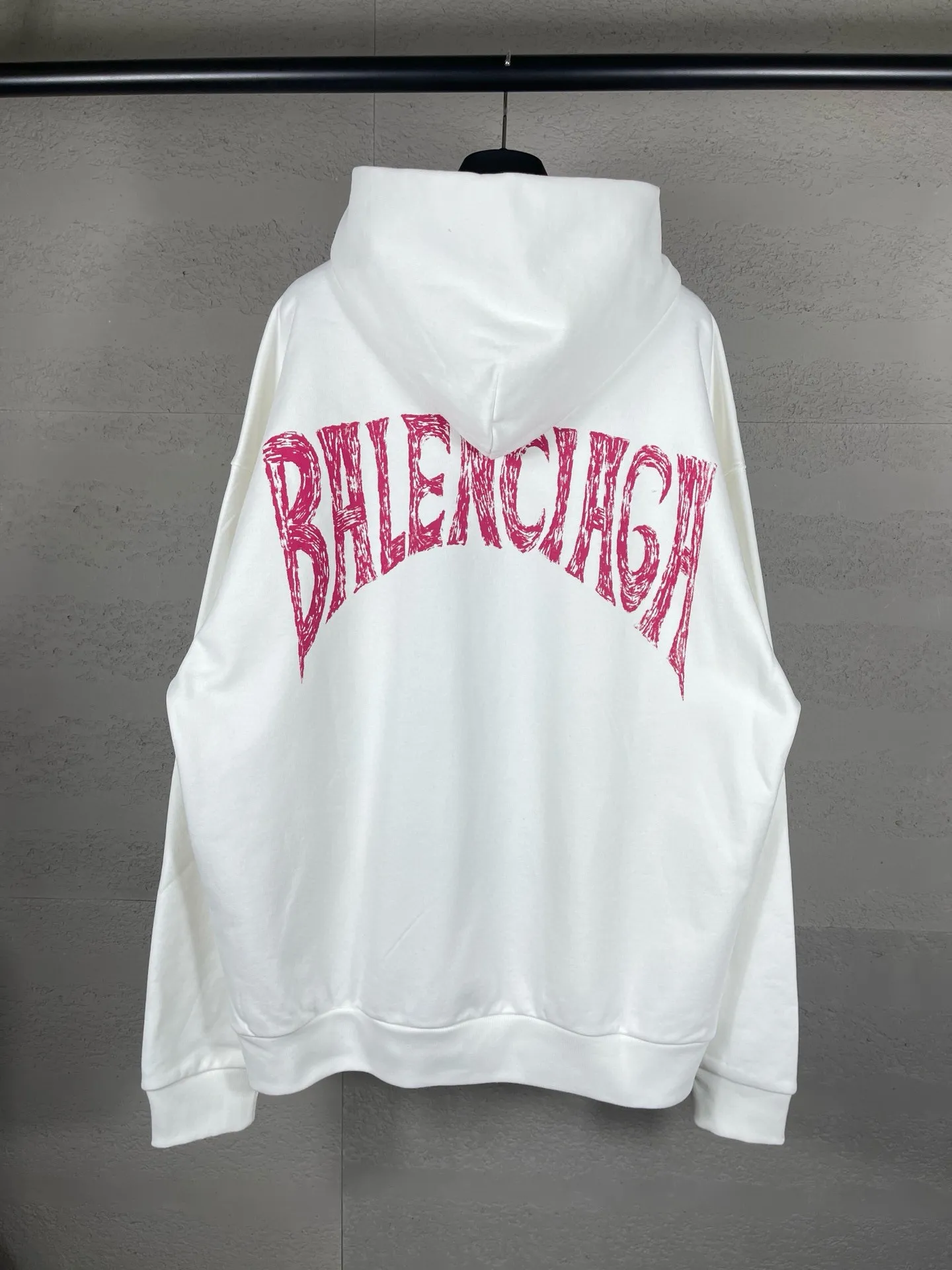 🅿️300 Actual pictures [Top version. Official website quality] BALENCI*GA/Paris. 24SS new sweatshirt, hooded sweatshirt with big letters LOGO graffiti on the back. Brick cabinet synchronization. The fabric is made of Paris ZP custom-woven and dyed cotton sweatshirt. The weight is 450 grams. The cloth surface is clean. The cloth pattern is clear, soft and comfortable. The threads are dyed with no color difference. The classic pattern printing uses imported machine direct printing. The effect is three-dimensional and restores the brick cabinet. Different market currencies, welcome to compare. The version adopts OS loose shoulder design. Same style for men and women. Code: BL238076 Color: gray blue, white Size: XS S M L