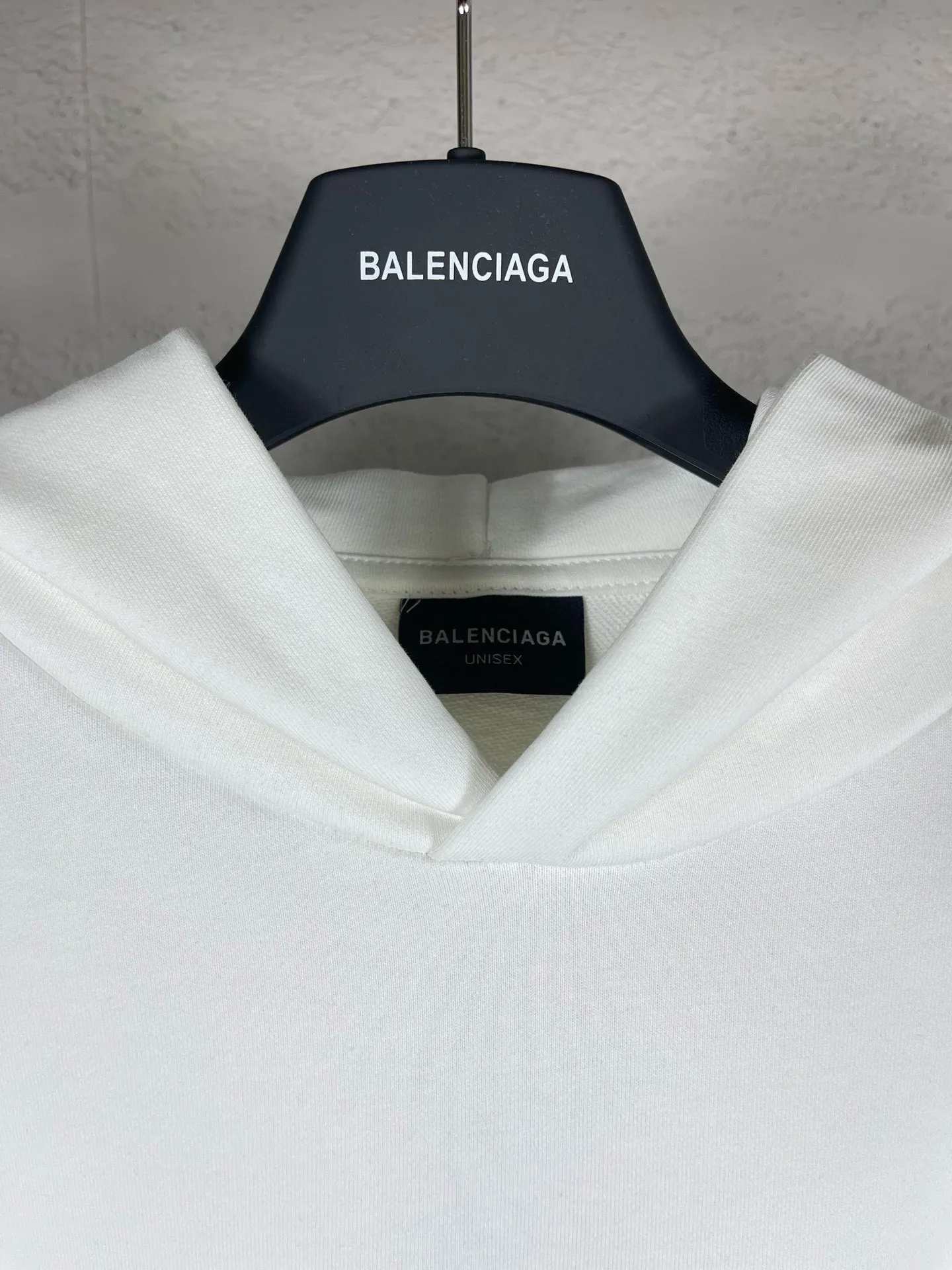 🅿️300 Actual pictures [Top version. Official website quality] BALENCI*GA/Paris. 24SS new sweatshirt, hooded sweatshirt with big letters LOGO graffiti on the back. Brick cabinet synchronization. The fabric is made of Paris ZP custom-woven and dyed cotton sweatshirt. The weight is 450 grams. The cloth surface is clean. The cloth pattern is clear, soft and comfortable. The threads are dyed with no color difference. The classic pattern printing uses imported machine direct printing. The effect is three-dimensional and restores the brick cabinet. Different market currencies, welcome to compare. The version adopts OS loose shoulder design. Same style for men and women. Code: BL238076 Color: gray blue, white Size: XS S M L