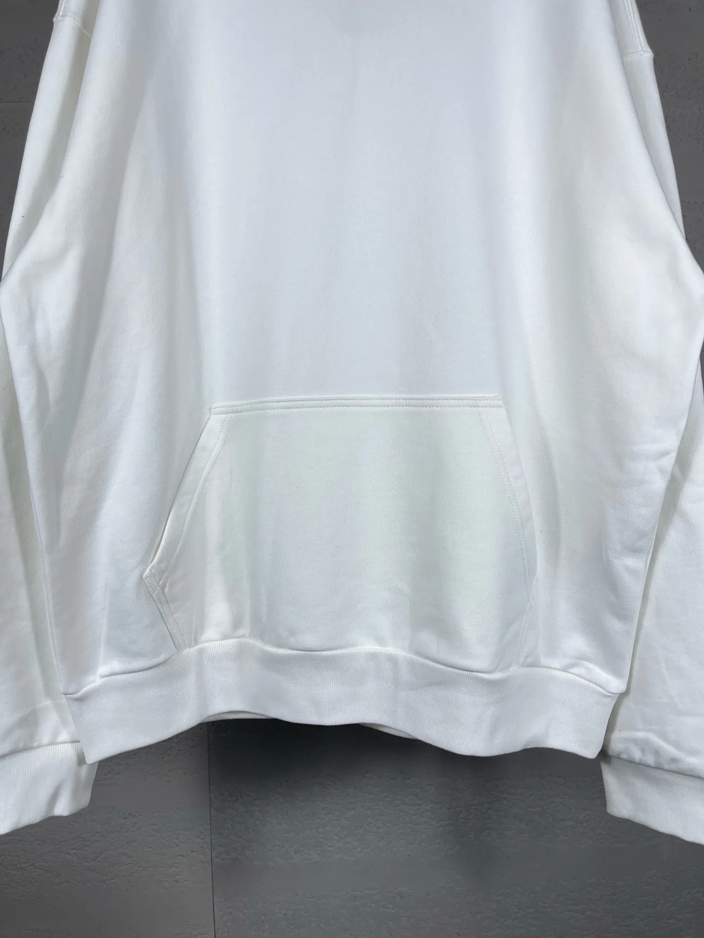 🅿️300 Actual pictures [Top version. Official website quality] BALENCI*GA/Paris. 24SS new sweatshirt, hooded sweatshirt with big letters LOGO graffiti on the back. Brick cabinet synchronization. The fabric is made of Paris ZP custom-woven and dyed cotton sweatshirt. The weight is 450 grams. The cloth surface is clean. The cloth pattern is clear, soft and comfortable. The threads are dyed with no color difference. The classic pattern printing uses imported machine direct printing. The effect is three-dimensional and restores the brick cabinet. Different market currencies, welcome to compare. The version adopts OS loose shoulder design. Same style for men and women. Code: BL238076 Color: gray blue, white Size: XS S M L