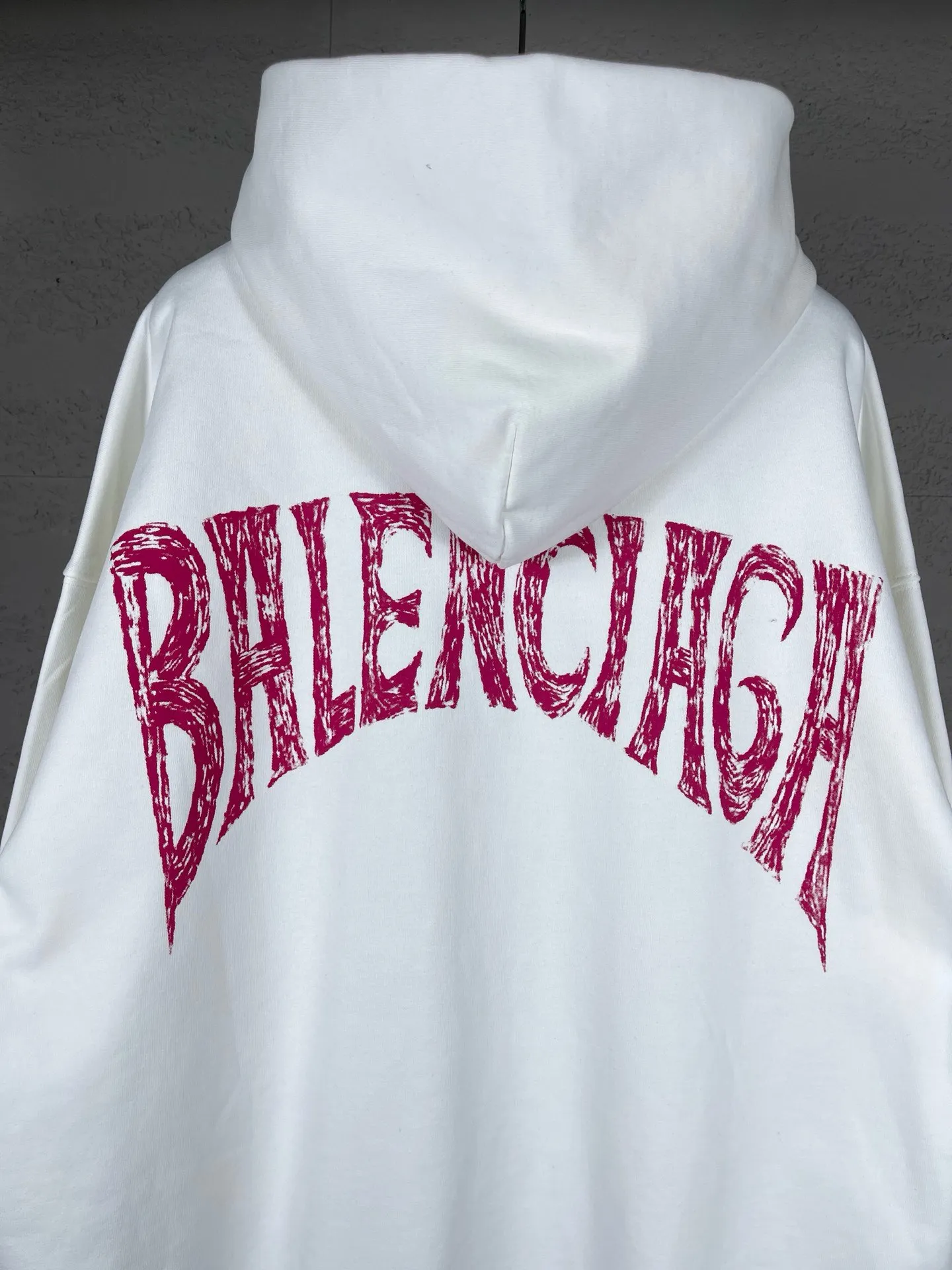 🅿️300 Actual pictures [Top version. Official website quality] BALENCI*GA/Paris. 24SS new sweatshirt, hooded sweatshirt with big letters LOGO graffiti on the back. Brick cabinet synchronization. The fabric is made of Paris ZP custom-woven and dyed cotton sweatshirt. The weight is 450 grams. The cloth surface is clean. The cloth pattern is clear, soft and comfortable. The threads are dyed with no color difference. The classic pattern printing uses imported machine direct printing. The effect is three-dimensional and restores the brick cabinet. Different market currencies, welcome to compare. The version adopts OS loose shoulder design. Same style for men and women. Code: BL238076 Color: gray blue, white Size: XS S M L